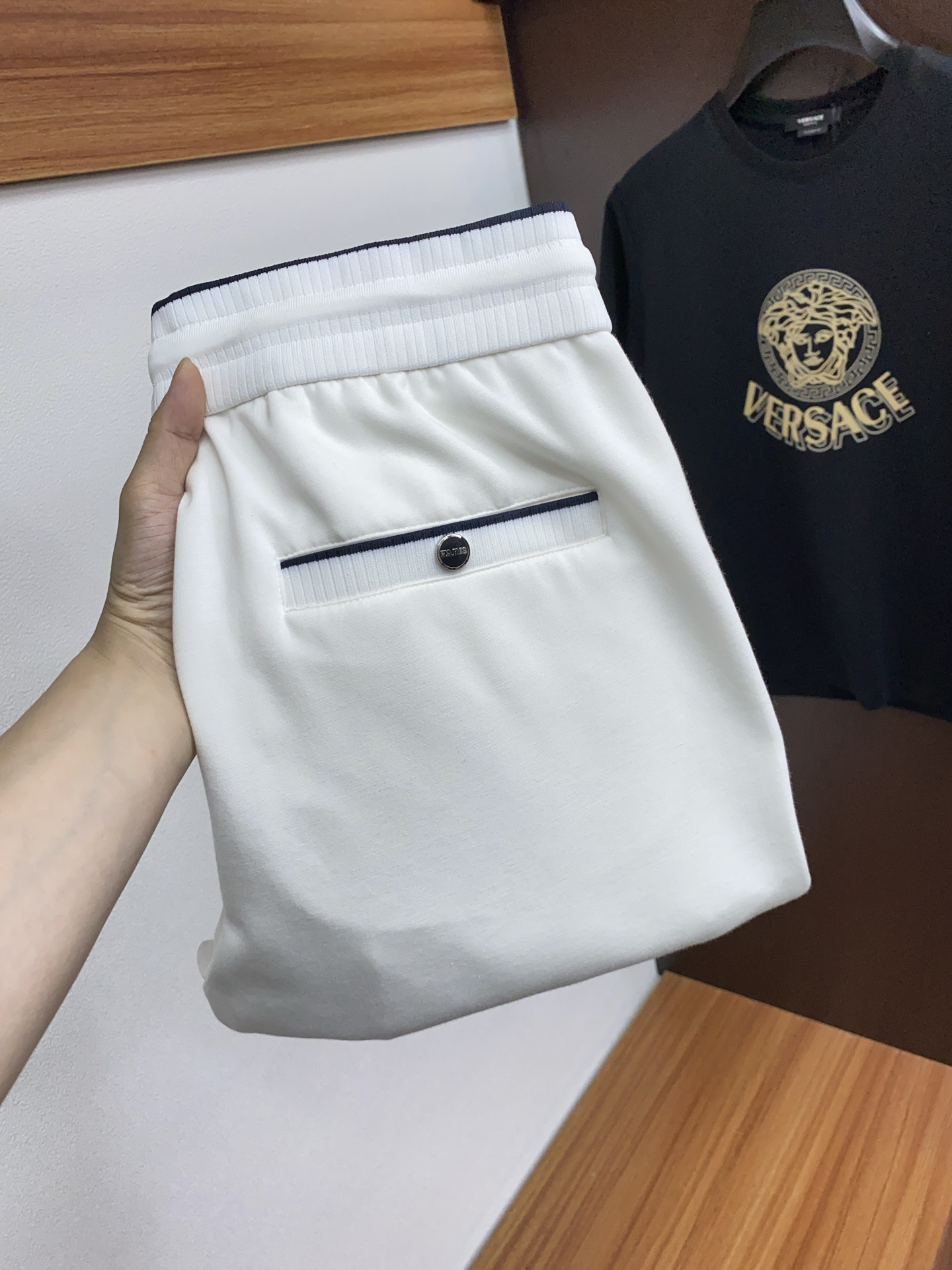 NO:448555,Prada 2025 new casual pants!  The official website simultaneously sells imported custom high-end fabrics, soft and breathable, impeccable details, excellent upper body effect, perfect combination of business and casual style, and an indispensable versatile product in the closet!  Code number M-4xL, prada,alexander wang19860909普拉达 2025新款休闲裤！官网同步发售进口定制高端面料,触感柔软透气 细节无可挑剔,上身效果超棒,完美兼具商务与休闲风格穿搭,衣橱里必不可缺少的百搭臻品！ 码数 M-4xL,,prada,alexander wang,Men's clothing