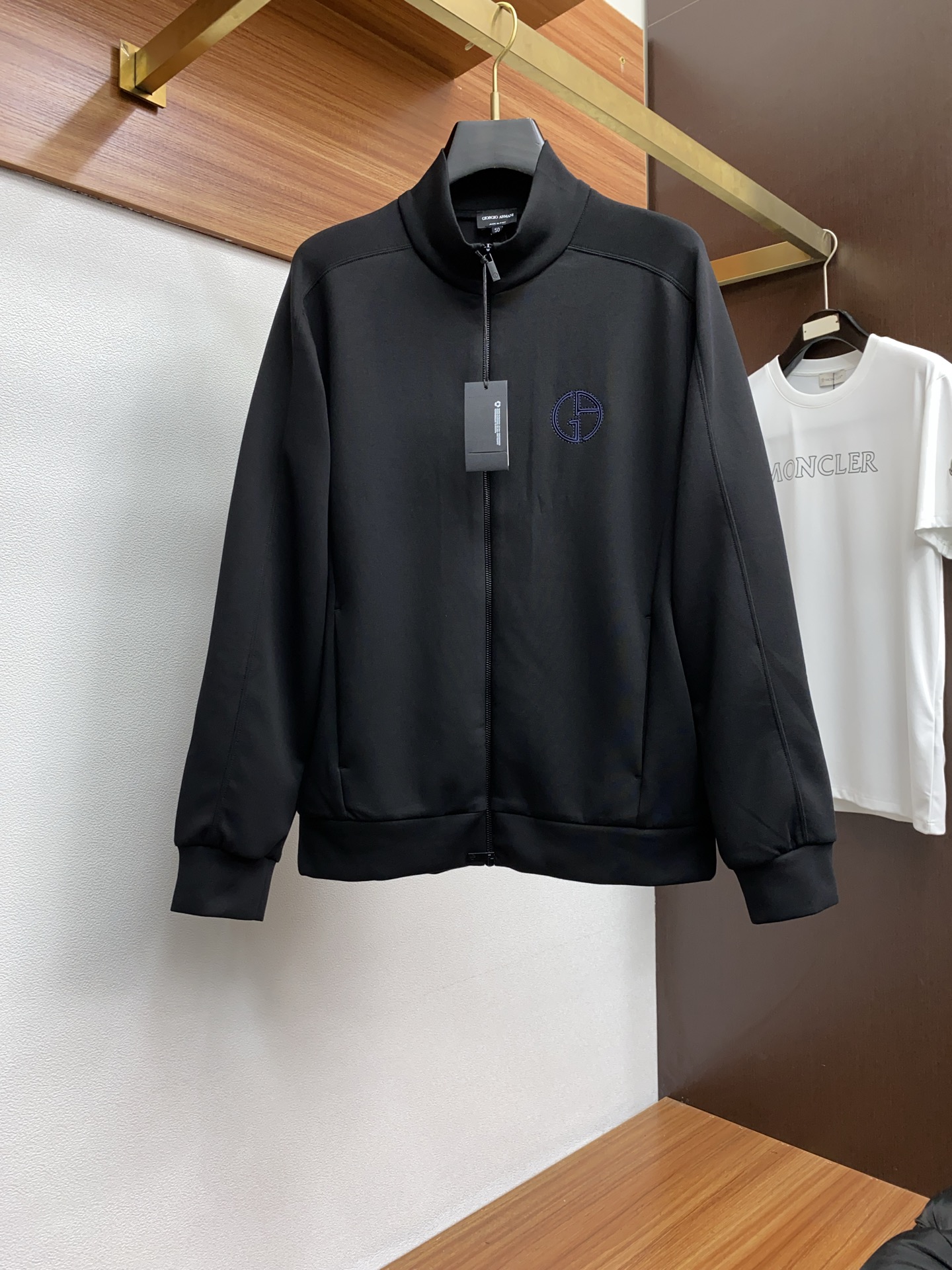 NO:125627,Armani 2025FW men's casual sweatshirts and men's jackets, casual and daily wear items!  The upper body shape and jacquard fabric perfectly combine fashion aesthetics with the concept of new urban business and leisure. The whole body interprets the Italian-style ability and outdoor functional style, both solemn and harmonious, creating a unique styling item. The overall outline tends to be simple, with a rather unique and elegant detail treatment, enriching the overall vision. The wardrobe has excellent high attendance rate for business and leisure!  It is hard to find!  48-54 (please report height and weight by placing an order, Armani, hoodie, sweatshirts, jackets & coats, alexander wang19860909阿玛尼 2025FW男士休闲卫衣男装外套,休闲日常穿搭单品！上身修饰身形、提花面料将时装美学和新都市商务休闲概念完美融合,通体将意式的干练和户外功能性风格极致诠释,亦庄亦谐,塑造出别具一格的造型单品,整体轮廓趋于简约风格,颇为个性且雅痞的细节处理,丰富了整体视觉.衣橱商务休闲绝佳的高出勤率！可遇而不可求！48-54（下单请报身高体重,,armani,hoodie,sweatshirts,jackets & coats,alexander wang,Men's clothing