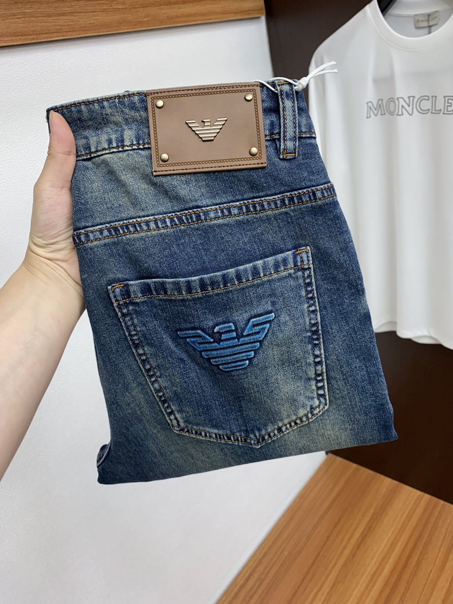 NO:131917,Armani 25 spring and summer new product, slim-fitting original single men's wash jeans purebred product, a must-have type every season, a hot-selling ace item that needs no doubt, conforms to the best matching color number of the four seasons. The overall style continues the tone of SLP, and integrates a variety of arts and esthetics throughout the body. Washing and making it old is natural, creating an unruly and individual style!  The details are excellent, very sophisticated, and the auxiliary materials are all supplied to customers. The metal chain strongly demonstrates the brand identity!  The heavyweight Japanese imported denim fabric is very well washed and impeccable!  Perfect cut size 28-36, loro piana,armani,jeans,alexander wang19860909阿玛尼 25春夏新品 修身原单男士水洗牛仔裤纯血统品 每季必出的类型,无需质疑的热卖王牌单品,符合四季最佳的搭配色号 整体的风格延续了SLP的基调,通体融入了多种工艺美学,水洗做旧浑然天成,缔造出不羁与个性的风格！细节方面极为出色,非常匠心考究,通体的辅料皆为客供 金属链条有力彰显了品牌身份！重磅日本进口的丹宁面料,水洗相当出色,无可挑剔！版型剪裁完美 尺码 28-36,,loro piana,armani,jeans,alexander wang,Men's clothing