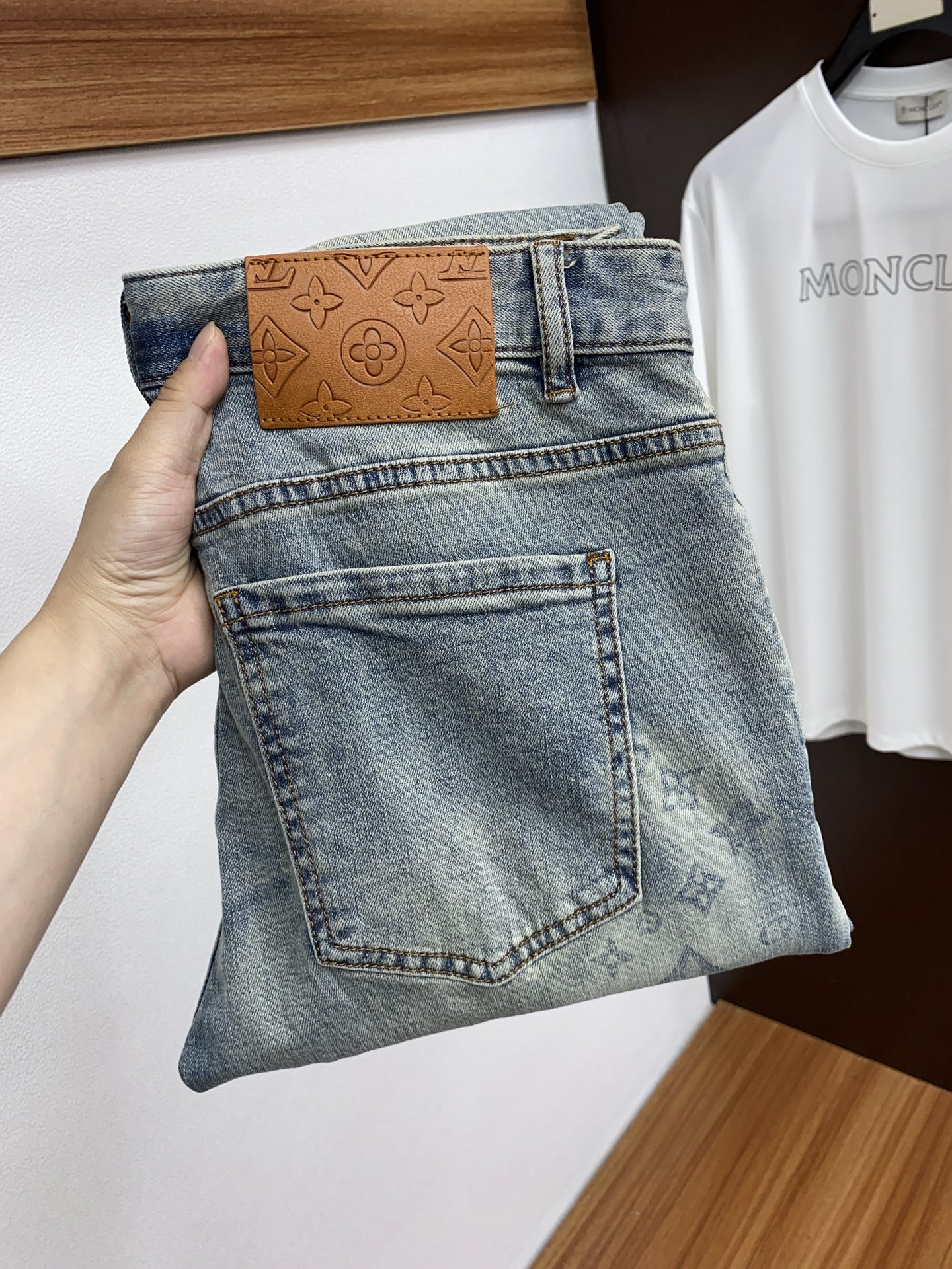 NO:125650,1v Louis Vuitton 25 Spring and Summer New Products Slim-fitting original single men's wash jeans purebred products The type that must be released every season, the best-selling ace item that needs no doubt, meets the best matching color number of the four seasons. The overall style continues the tone of SLP, and integrates a variety of arts and craftsmanship throughout the body. Washing and making it look old is natural, creating an unruly and individual style!  The details are excellent, very sophisticated, and the auxiliary materials are all supplied to customers. The metal chain strongly demonstrates the brand identity!  The heavyweight Japanese imported denim fabric is very well washed and impeccable!  Perfect cut size 28-38, louis vuitton,loro piana,jeans,alexander wang198609091v 路易威登 25春夏新品 修身原单男士水洗牛仔裤纯血统品 每季必出的类型,无需质疑的热卖王牌单品,符合四季最佳的搭配色号 整体的风格延续了SLP的基调,通体融入了多种工艺美学,水洗做旧浑然天成,缔造出不羁与个性的风格！细节方面极为出色,非常匠心考究,通体的辅料皆为客供 金属链条有力彰显了品牌身份！重磅日本进口的丹宁面料,水洗相当出色,无可挑剔！版型剪裁完美 尺码 28-38,,louis vuitton,loro piana,jeans,alexander wang,Men's clothing