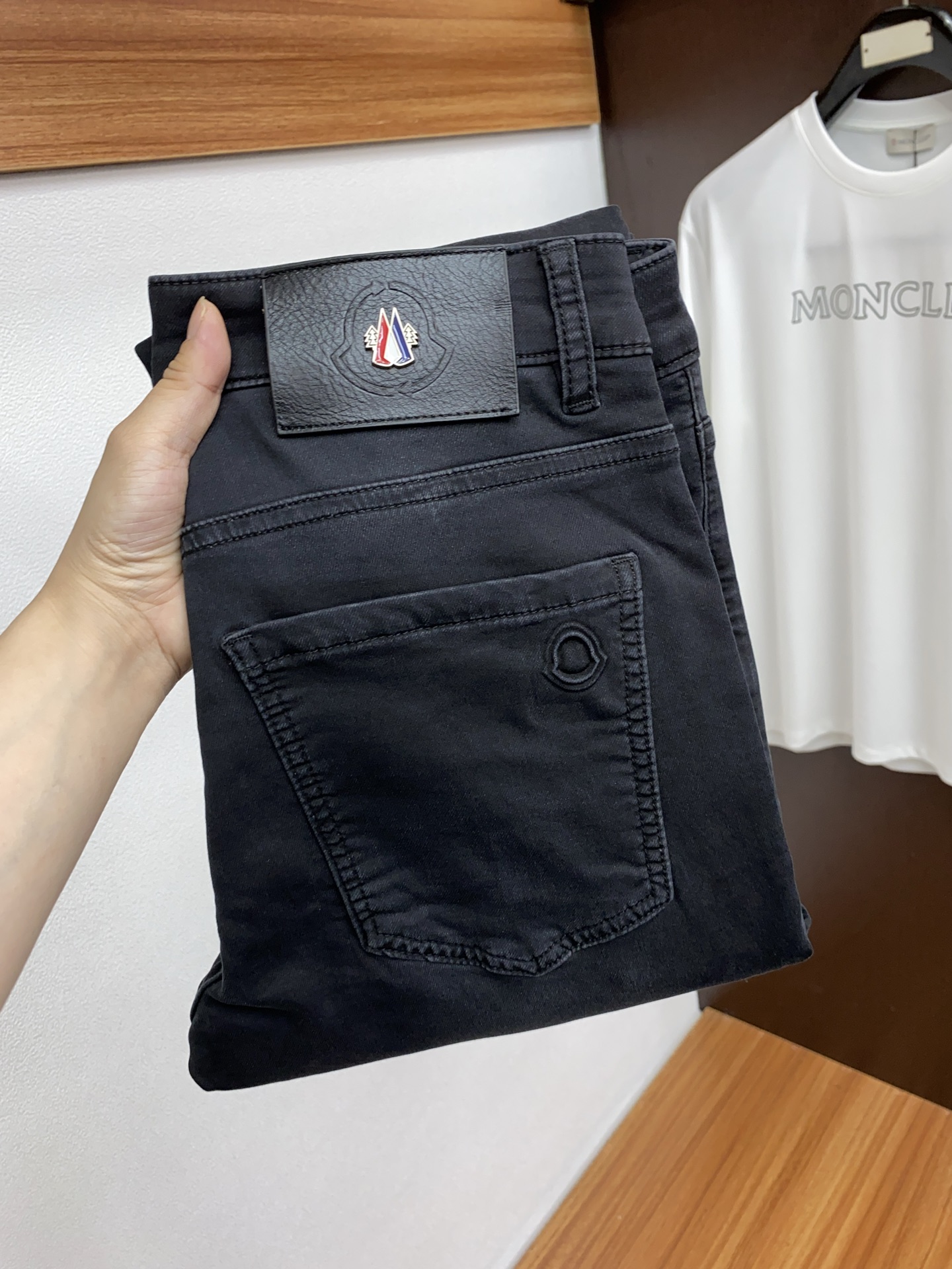 NO:125651,The 25-spring and summer new product, slim-fitting original single men's washing jeans purebred product, a must-have product every season, a hot-selling ace item that needs no doubt, conforms to the best matching color number of the four seasons. The overall style continues the tone of SLP, and integrates a variety of arts and esthetics throughout the body. Washing and making it look old is natural, creating an unruly and individual style!  The details are excellent, very sophisticated, and the auxiliary materials are all supplied to customers. The metal chain strongly demonstrates the brand identity!  The heavyweight Japanese imported denim fabric is very well washed and impeccable!  Perfect cut Size 28-38, Loro piana, Moncler, jeans, alexander wang19860909蒙口 25春夏新品 修身原单男士水洗牛仔裤纯血统品 每季必出的类型,无需质疑的热卖王牌单品,符合四季最佳的搭配色号 整体的风格延续了SLP的基调,通体融入了多种工艺美学,水洗做旧浑然天成,缔造出不羁与个性的风格！细节方面极为出色,非常匠心考究,通体的辅料皆为客供 金属链条有力彰显了品牌身份！重磅日本进口的丹宁面料,水洗相当出色,无可挑剔！版型剪裁完美 尺码 28-38,,loro piana,Moncler,jeans,alexander wang,Men's clothing