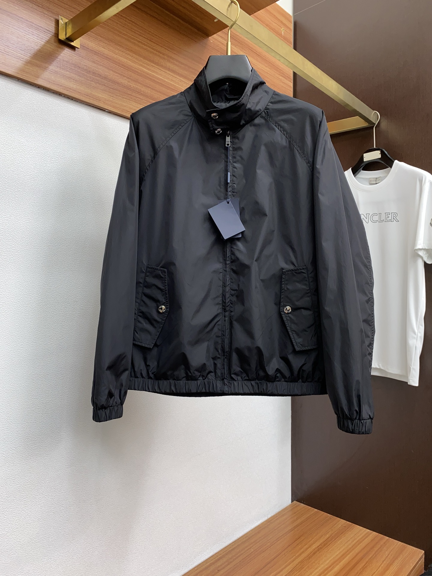 NO:125631,Prada 2025FW men's casual jacket men's jacket, casual and daily wear items!  The upper body shape and jacquard fabric perfectly combine fashion aesthetics with the concept of new urban business and leisure. The whole body interprets the Italian-style ability and outdoor functional style, both solemn and harmonious, creating a unique styling item. The overall outline tends to be simple, with a rather unique and elegant detail treatment, enriching the overall vision. The wardrobe has excellent high attendance rate for business and leisure!  It is hard to find!  48-56 (Please report height and weight by placing an order, prada, jackets & coats, jackets & coats, alexander wang19860909普拉达 2025FW男士休闲夹克男装外套,休闲日常穿搭单品！上身修饰身形、提花面料将时装美学和新都市商务休闲概念完美融合,通体将意式的干练和户外功能性风格极致诠释,亦庄亦谐,塑造出别具一格的造型单品,整体轮廓趋于简约风格,颇为个性且雅痞的细节处理,丰富了整体视觉.衣橱商务休闲绝佳的高出勤率！可遇而不可求！48-56（下单请报身高体重,,prada,jackets & coats,jackets & coats,alexander wang,Men's clothing