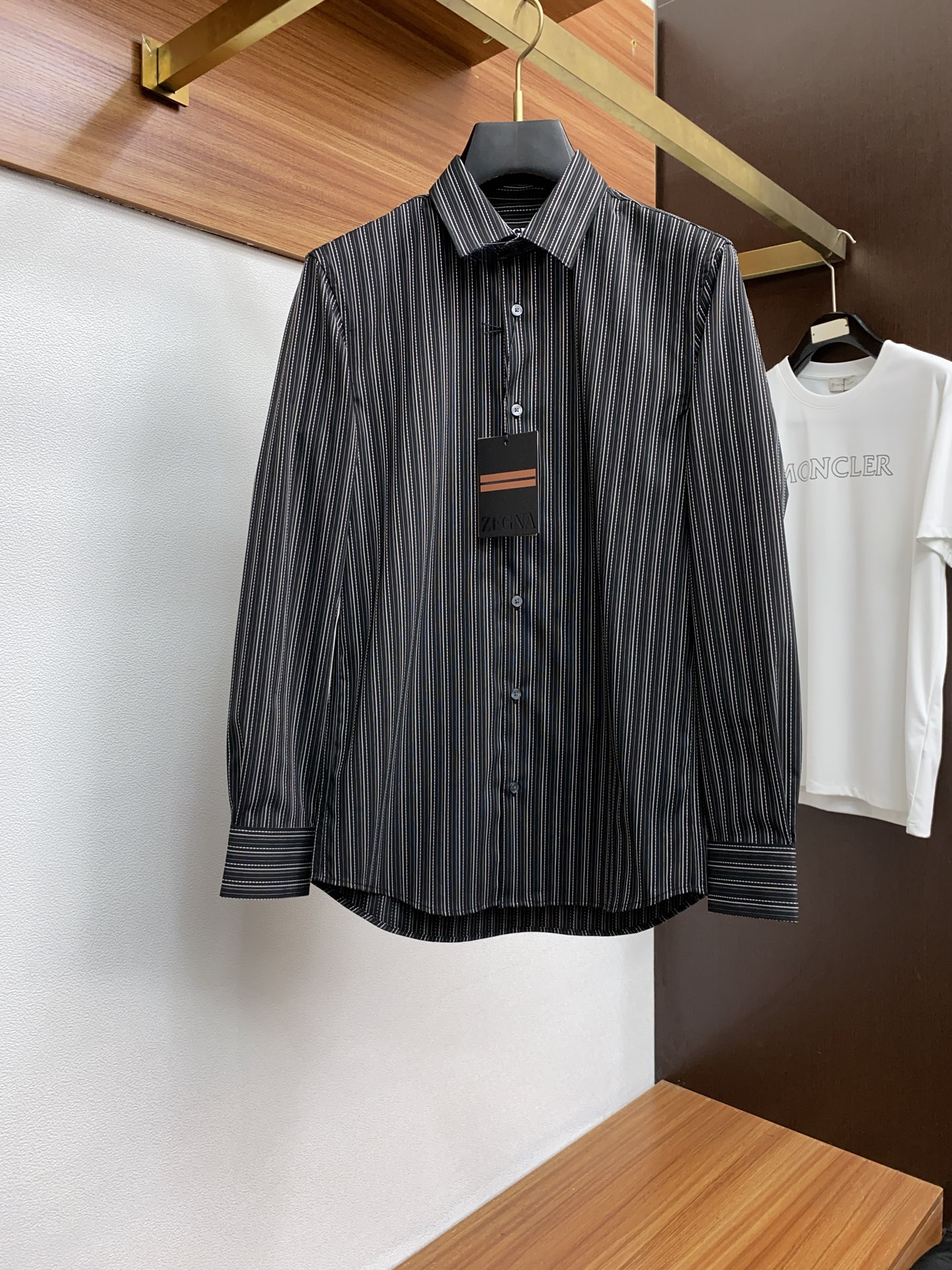 NO:125601,Zenia 2025ss new original single men's fashion long-sleeved classic plaid shirt, Hong Kong foreign company channel goods. The emergence of men's clothing in every season has attracted much attention and has subversive colors. The imported classic plaid series has reshaped and interpreted a strong antique atmosphere, making these elements full of vitality!  Presented in the printed form, it is quite exquisite and gorgeous. It is paired with classic brand embellishments, highlights the brand's light luxury characteristics, is highly recognizable and demonstrates the brand image. Customers have selected 100 high-end platinum-grade non-iron fabrics, with high-quality pure cotton texture, self-evident comfort, excellent quality, smooth and perfect style, and a gentlemanly style with a small tip neck. The details exposed by the inside are very eye-catching in autumn and winter. The single-wearing rate is even more impressive. The type that must be bought in the dressing season!  S-XXL, zegna,shirts,alexander wang19860909杰尼亚 2025ss新款原单男士时装款长袖经典格子衬衫,香港洋行渠道货 每一季男装的出现都备受瞩目,都带颠覆性色彩,进口经典格子系列,重塑并演绎了浓郁的古着气息,让这些元素都充满生命力！以印花体形态呈现,颇为精致华丽,搭配经典品牌点缀,凸显了品牌的轻奢特质,辨识度极高,彰显了品牌形象,客供甄选100高支白金级免烫面料,上等纯棉质地,舒适度不言而喻,品相极为优等,版型线条流畅完美,搭配小尖领绅士范儿十足,秋冬季作为内搭露出细节非常吸睛,单穿回头率更为爆表,穿搭季必入的类型！ 码数S-XXL,,zegna,shirts,alexander wang,Men's clothing