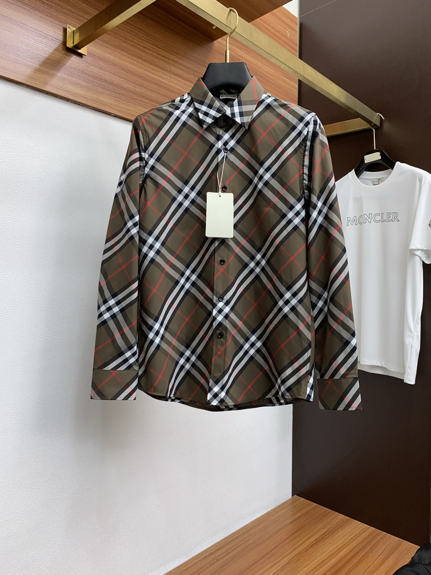 NO:125602,BURBERRY 2025ss new original single men's fashion long-sleeved classic plaid shirt, Hong Kong foreign business channel goods, the appearance of men's clothing in the B family has attracted much attention every season, and they all have subversive colors. The imported classic plaid series reshaped and interpreted a strong antique atmosphere, making these elements full of vitality!  Presented in the printed form, it is quite exquisite and gorgeous. It is paired with classic brand embellishments, highlights the brand's light luxury characteristics, is highly recognizable and demonstrates the brand image. Customers have selected 100 high-end platinum-grade non-iron fabrics, with high-quality pure cotton texture, self-evident comfort, excellent quality, smooth and perfect style, and a gentlemanly style with a small tip neck. The details exposed by the inside are very eye-catching in autumn and winter. The single-wearing rate is even more impressive. The type that must be bought in the dressing season!  S-XXL, burberry, burberry, shirts, alexander wang19860909BURBERRY 巴宝莉2025ss新款原单男士时装款长袖经典格子衬衫,香港洋行渠道货,B家族每一季男装的出现都备受瞩目,都带颠覆性色彩,进口经典格子系列,重塑并演绎了浓郁的古着气息,让这些元素都充满生命力！以印花体形态呈现,颇为精致华丽,搭配经典品牌点缀,凸显了品牌的轻奢特质,辨识度极高,彰显了品牌形象,客供甄选100高支白金级免烫面料,上等纯棉质地,舒适度不言而喻,品相极为优等,版型线条流畅完美,搭配小尖领绅士范儿十足,秋冬季作为内搭露出细节非常吸睛,单穿回头率更为爆表,穿搭季必入的类型！ 码数S-XXL,,burberry,burberry,shirts,alexander wang,Men's clothing