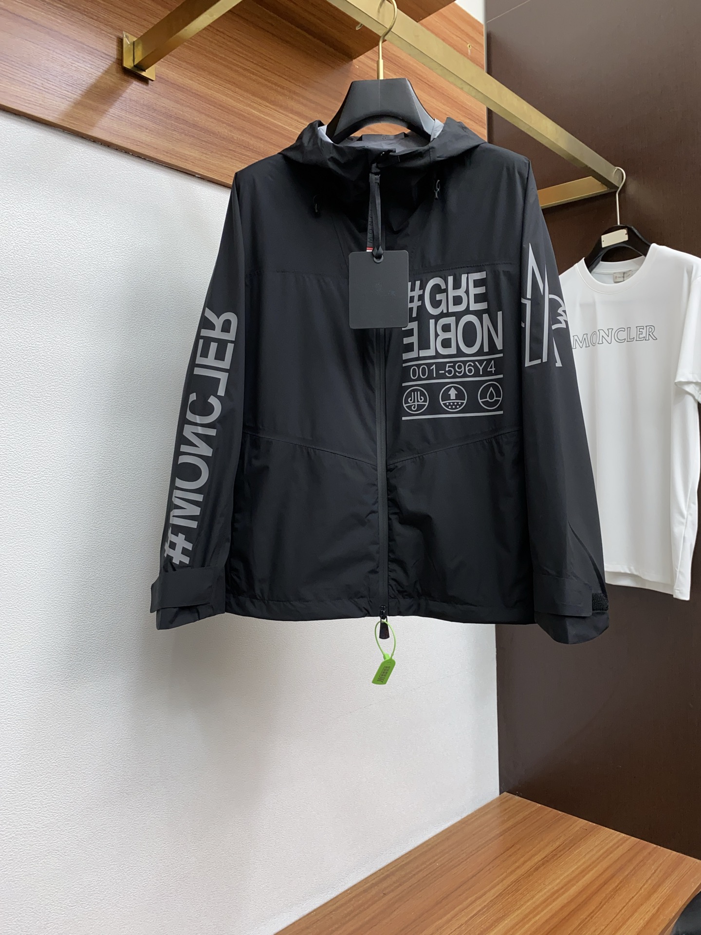 NO:125633,2025FW men's casual jacket men's jacket, casual and daily wear items!  The upper body shape and jacquard fabric perfectly combine fashion aesthetics with the concept of new urban business and leisure. The whole body interprets the Italian-style ability and outdoor functional style, both solemn and harmonious, creating a unique styling item. The overall outline tends to be simple, with a rather unique and elegant detail treatment, enriching the overall vision. The wardrobe has excellent high attendance rate for business and leisure!  It is hard to find!  48-56 (Please report height and weight by placing an order, Moncler, jackets & coats, jackets & coats, alexander wang19860909蒙口 2025FW男士休闲夹克男装外套,休闲日常穿搭单品！上身修饰身形、提花面料将时装美学和新都市商务休闲概念完美融合,通体将意式的干练和户外功能性风格极致诠释,亦庄亦谐,塑造出别具一格的造型单品,整体轮廓趋于简约风格,颇为个性且雅痞的细节处理,丰富了整体视觉.衣橱商务休闲绝佳的高出勤率！可遇而不可求！48-56（下单请报身高体重,,Moncler,jackets & coats,jackets & coats,alexander wang,Men's clothing