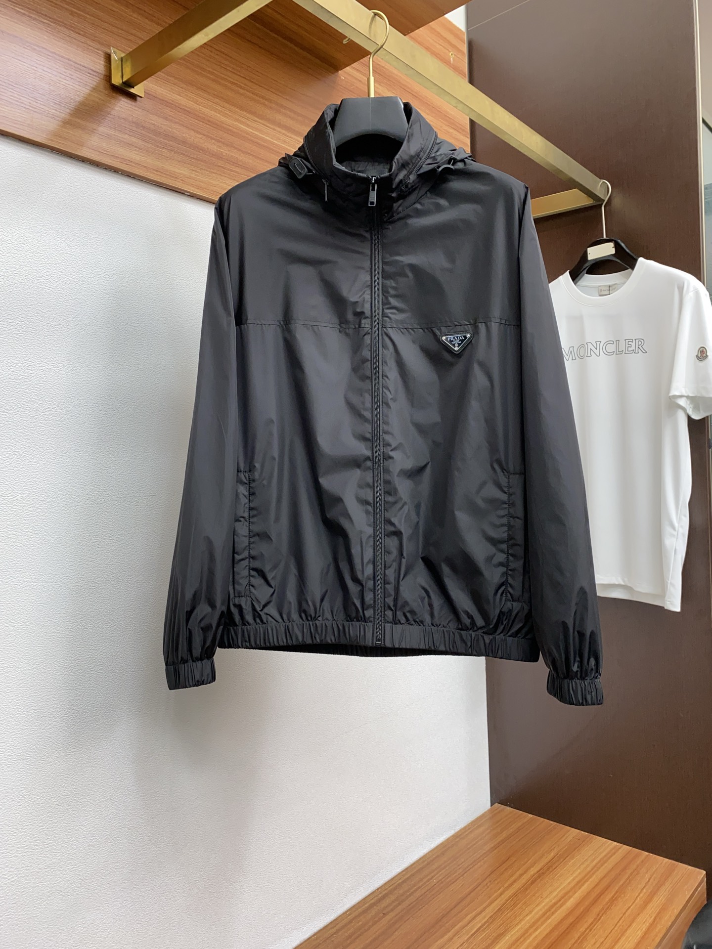 NO:125637,Prada 2025FW men's casual jacket men's jacket, casual and daily wear items!  The upper body shape and jacquard fabric perfectly combine fashion aesthetics with the concept of new urban business and leisure. The whole body interprets the Italian-style ability and outdoor functional style, both solemn and harmonious, creating a unique styling item. The overall outline tends to be simple, with a rather unique and elegant detail treatment, enriching the overall vision. The wardrobe has excellent high attendance rate for business and leisure!  It is hard to find!  48-56 (Please report height and weight by placing an order, prada, jackets & coats, jackets & coats, alexander wang19860909普拉达 2025FW男士休闲夹克男装外套,休闲日常穿搭单品！上身修饰身形、提花面料将时装美学和新都市商务休闲概念完美融合,通体将意式的干练和户外功能性风格极致诠释,亦庄亦谐,塑造出别具一格的造型单品,整体轮廓趋于简约风格,颇为个性且雅痞的细节处理,丰富了整体视觉.衣橱商务休闲绝佳的高出勤率！可遇而不可求！48-56（下单请报身高体重,,prada,jackets & coats,jackets & coats,alexander wang,Men's clothing