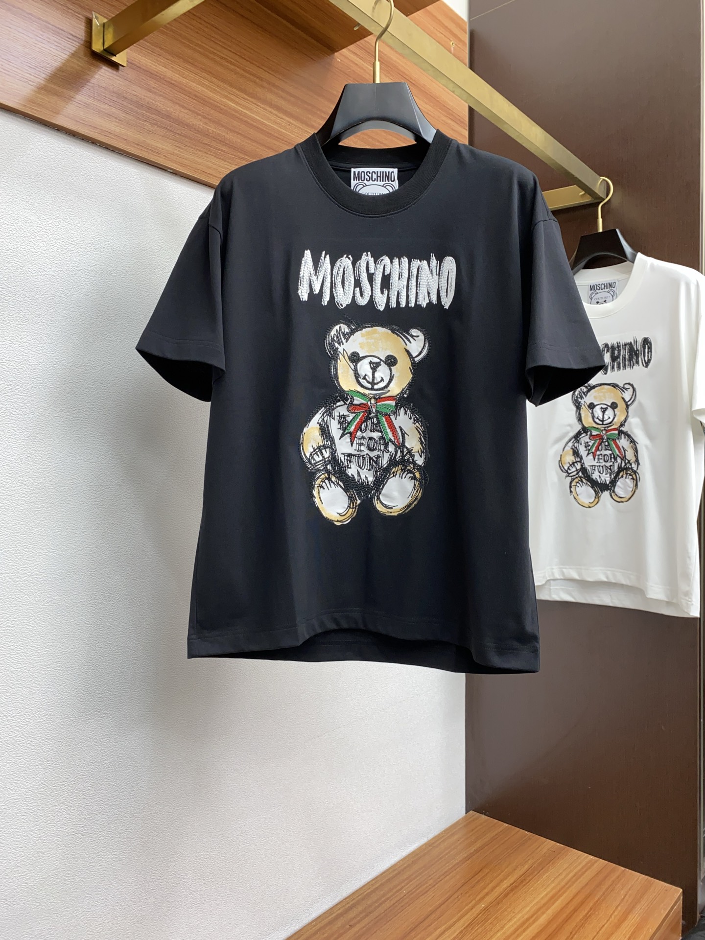 PZS 莫斯奇诺 M-xL 阔版\nss新工艺logo高品质纯棉质阔版圆领男士短袖T恤，新季新推系列将标识巧妙融入设计，塑就一系列充满复古风情的运动风单品。在这款百搭T恤上，带着一丝怀旧意蕴的图案低调呈现于衣身，袖口滚边相得益彰。优选特定原版开发双股精棉平纹面料，上身挺阔舒适度佳，外穿内搭随意搭配 	