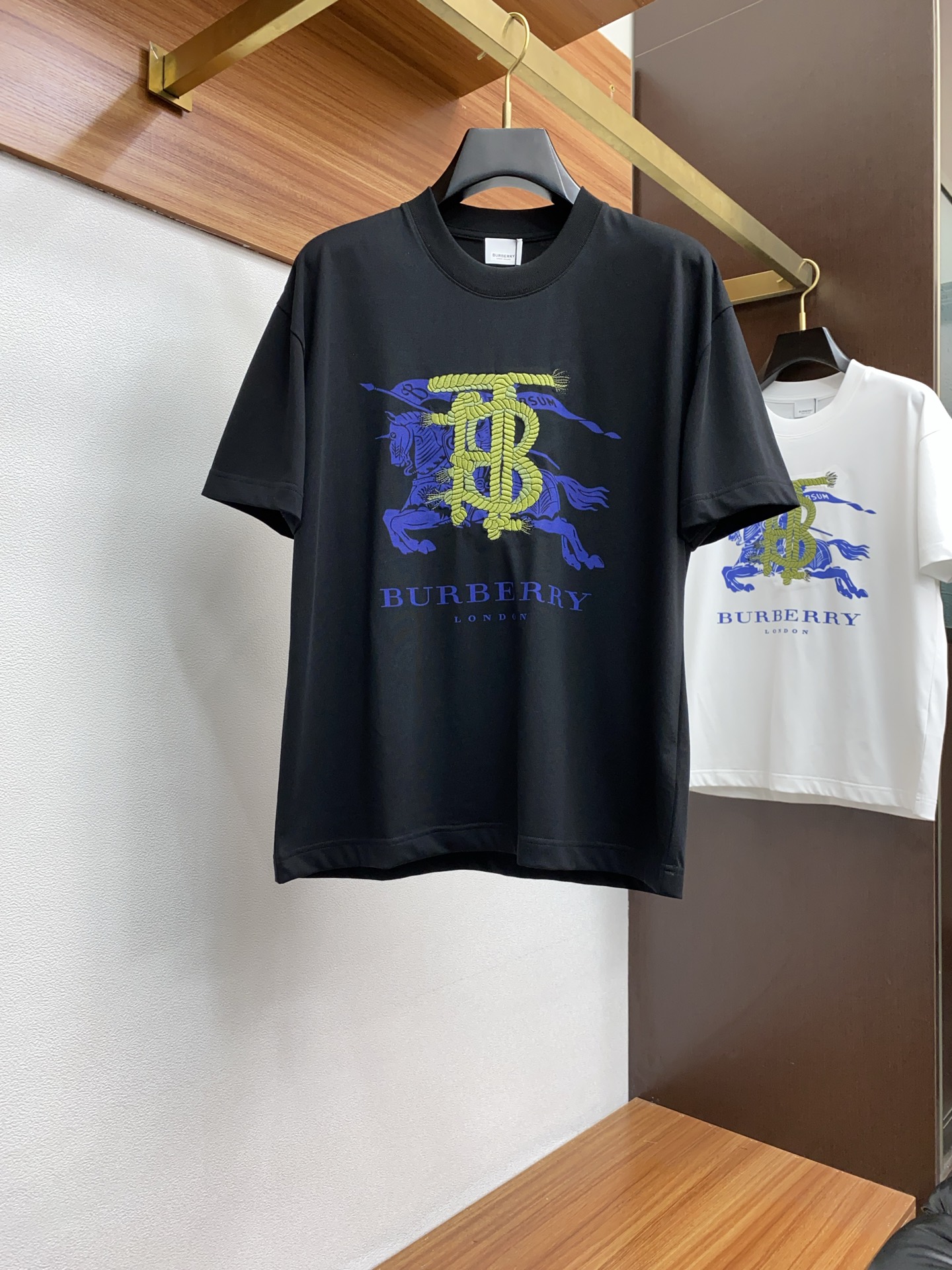 NO:125644,Burberry M-3xL wide version ss new craft logo high-quality pure cotton wide version round neck men's short-sleeved T-shirt, the new season and new series cleverly integrate the logo into the design, shaping a series of sports style items full of retro style. On this versatile T-shirt, a pattern with a hint of nostalgia is presented in the body in a low-key manner, and the cuffs are piping. The specific original version is preferred to develop double-strand cotton plain fabric, with wide upper body and comfortable, and the outside and the inside are casually matched, burberry, T-shirt, tees, t-shirt, alexander wang19860909巴宝莉 M-3xL 阔版 ss新工艺logo高品质纯棉质阔版圆领男士短袖T恤,新季新推系列将标识巧妙融入设计,塑就一系列充满复古风情的运动风单品.在这款百搭T恤上,带着一丝怀旧意蕴的图案低调呈现于衣身,袖口滚边相得益彰.优选特定原版开发双股精棉平纹面料,上身挺阔舒适度佳,外穿内搭随意搭配,,burberry,T-shirt,tees，t-shirt,alexander wang,Men's clothing