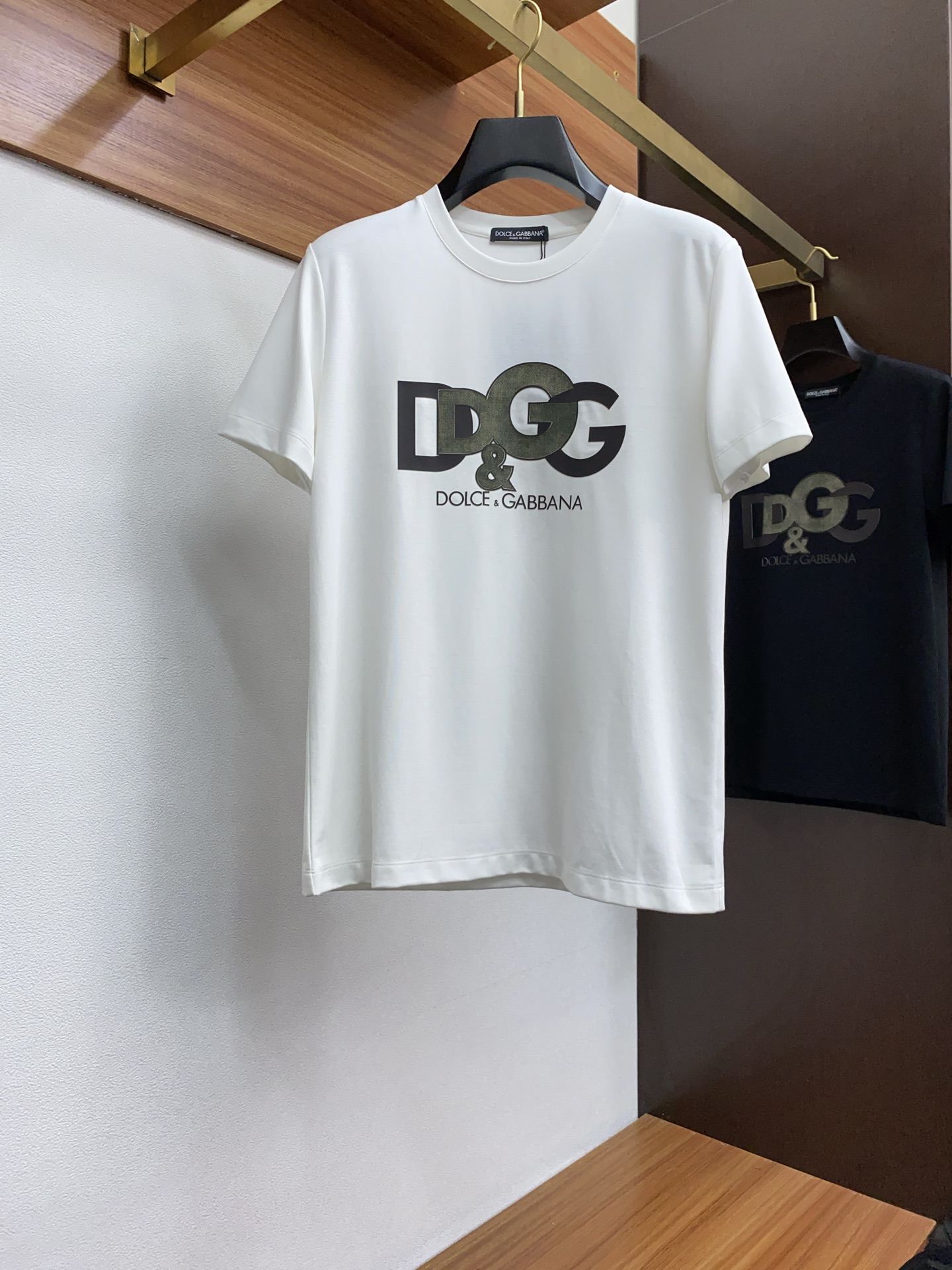 NO:125594,DG 2025 spring and summer show top imported linen cotton fabric short sleeves slim fit style, the counter model is fashionable and luxurious, the quality is unquestionable, the upper body effect is excellent, the same style on the luxury official website, the number of codes M-3xL,,Dolce&Gabbana,T-shirt,alexander wang19860909DG 2025春夏秀款顶级进口匹麻棉面料短袖 修身版型 专柜款时尚不失奢华 品质毋庸置疑 上身效果超赞,奢华官网同款 码数 M-3xL,,Dolce&Gabbana,T-shirt,alexander wang,Men's clothing