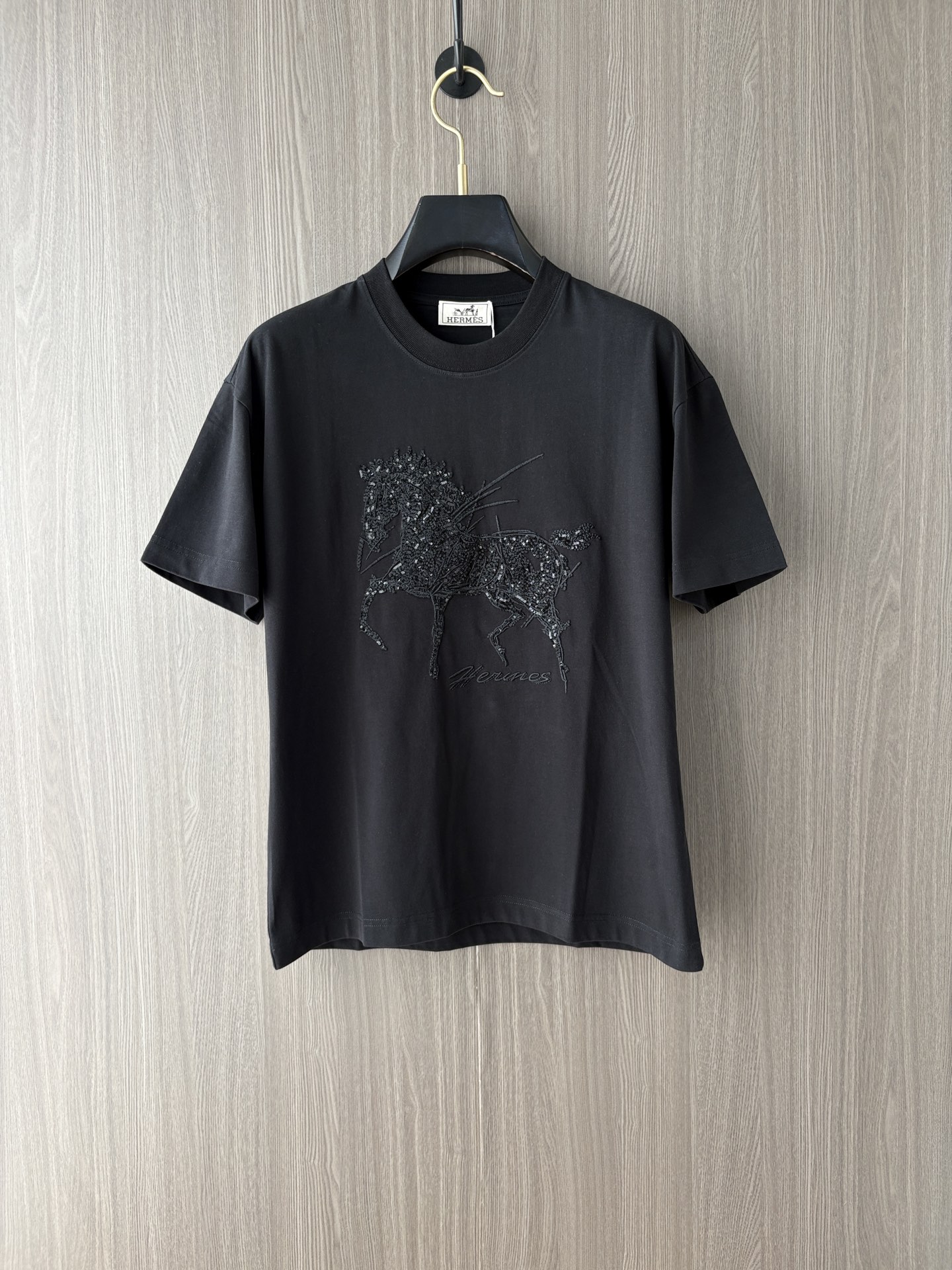 PZS 爱马仕 M-xL 微阔\nss新工艺logo高品质纯棉质阔版圆领男士短袖T恤，新季新推系列将标识巧妙融入设计，塑就一系列充满复古风情的运动风单品。在这款百搭T恤上，带着一丝怀旧意蕴的图案低调呈现于衣身，袖口滚边相得益彰。优选特定原版开发双股精棉平纹面料，上身挺阔舒适度佳，外穿内搭随意搭配 	