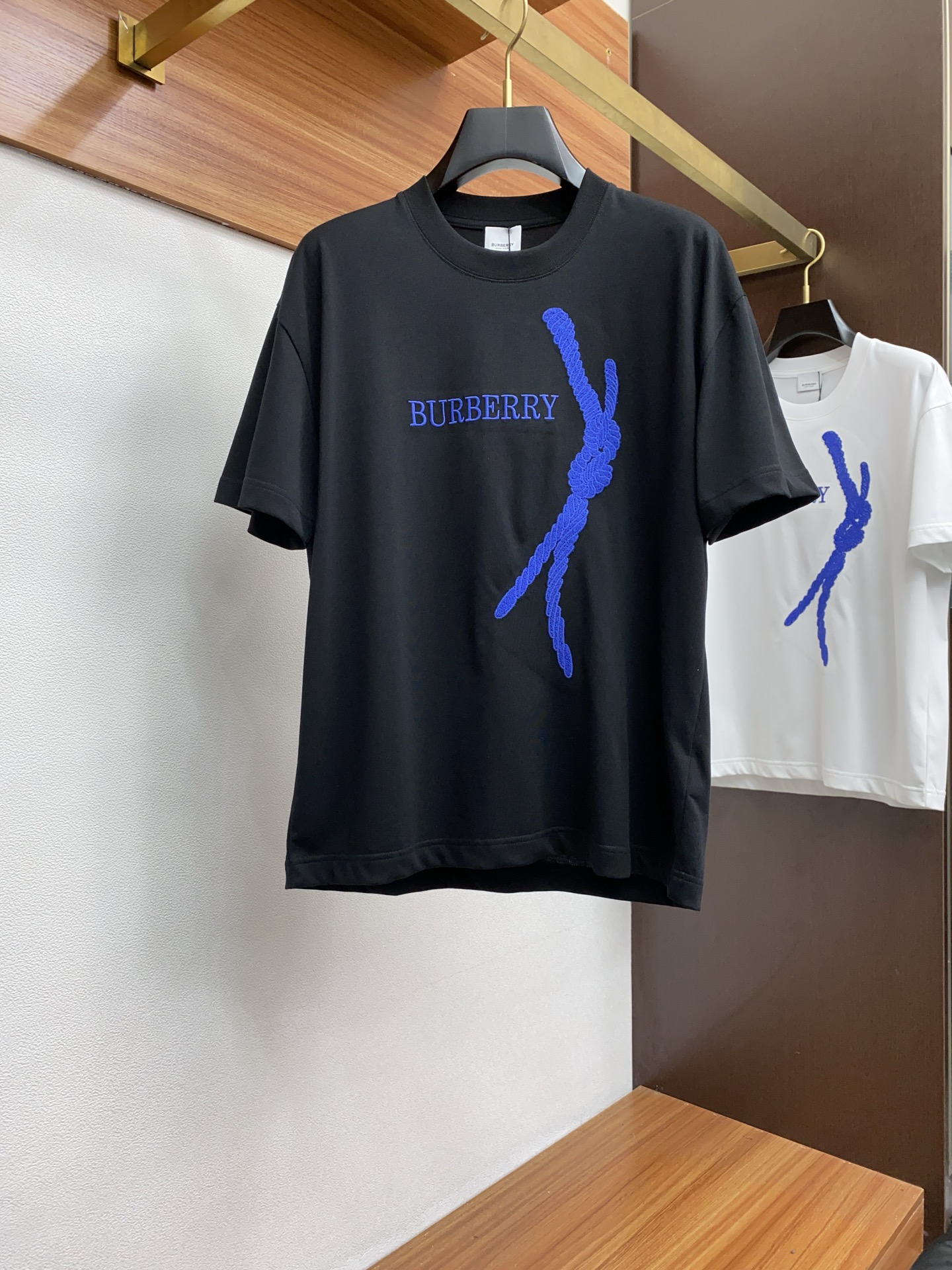 PZS 巴宝莉 M-xL 阔版\nss新工艺logo高品质纯棉质阔版圆领男士短袖T恤，新季新推系列将标识巧妙融入设计，塑就一系列充满复古风情的运动风单品。在这款百搭T恤上，带着一丝怀旧意蕴的图案低调呈现于衣身，袖口滚边相得益彰。优选特定原版开发双股精棉平纹面料，上身挺阔舒适度佳，外穿内搭随意搭配 	