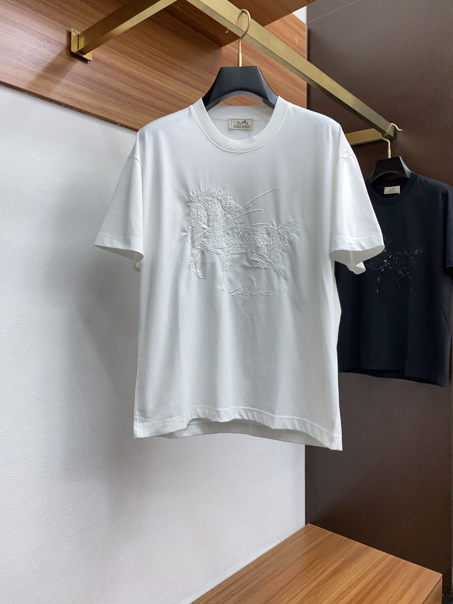 PZS 爱马仕 M-xL 微阔\nss新工艺logo高品质纯棉质阔版圆领男士短袖T恤，新季新推系列将标识巧妙融入设计，塑就一系列充满复古风情的运动风单品。在这款百搭T恤上，带着一丝怀旧意蕴的图案低调呈现于衣身，袖口滚边相得益彰。优选特定原版开发双股精棉平纹面料，上身挺阔舒适度佳，外穿内搭随意搭配 	