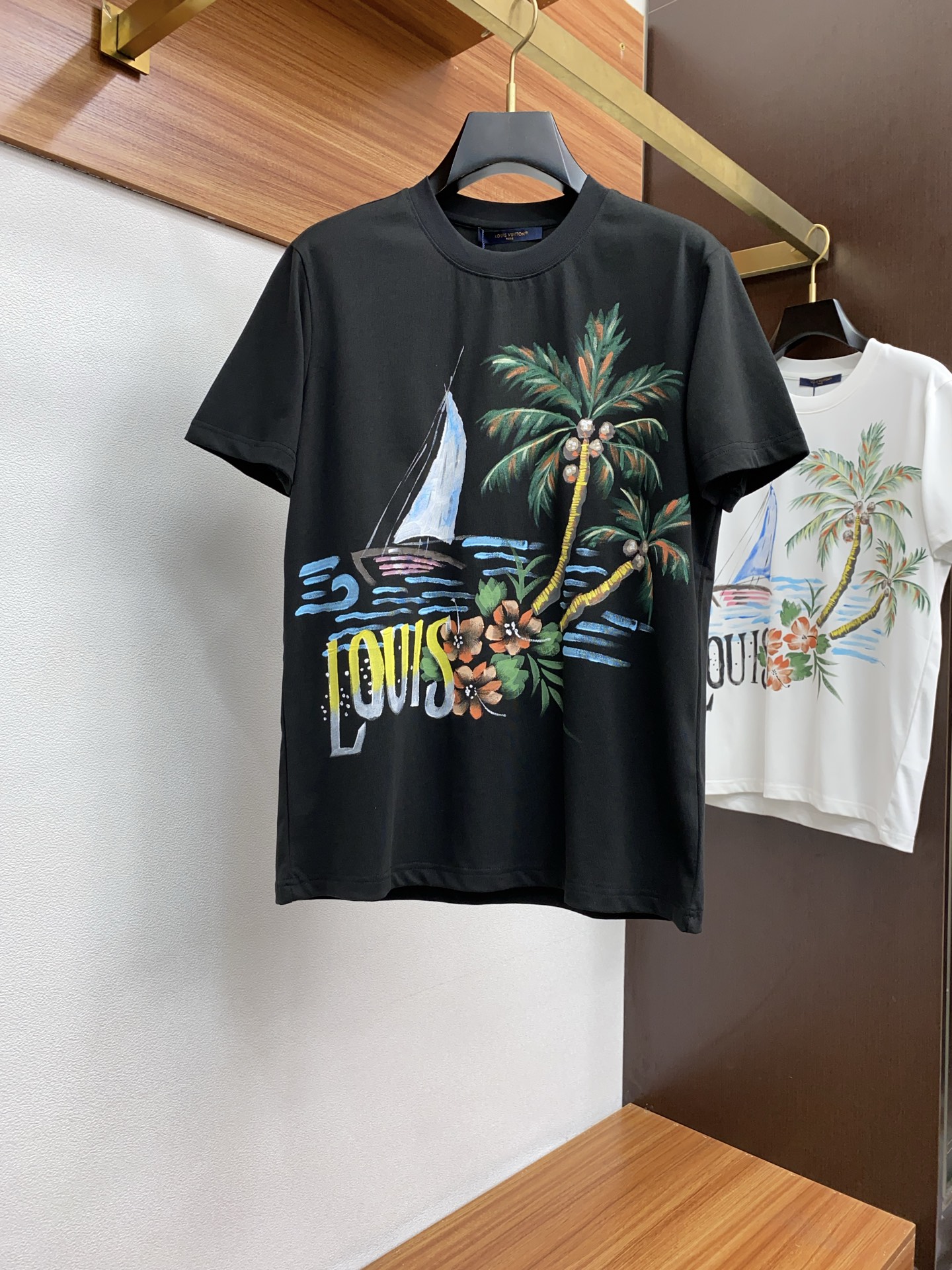 NO:142049,1v Louis Vuitton ss new craft logo pure cotton wide version round neck men's short-sleeved T-shirt, the new season and new launch series cleverly integrates the logo into the design, shaping a series of sports style items full of retro style. On this versatile T-shirt, a pattern with a hint of nostalgia is presented in the body in a low-key manner, and the cuffs are piping. The original version is preferred to develop double-strand cotton plain fabric, with wide upper body and comfortable, and the outside and the inside are casually matched s-2xL Z.,,louis vuitton, T-shirt,tees, t-shirt,alexander wang198609091v 路易威登 ss新工艺logo纯棉质阔版圆领男士短袖T恤,新季新推系列将标识巧妙融入设计,塑就一系列充满复古风情的运动风单品.在这款百搭T恤上,带着一丝怀旧意蕴的图案低调呈现于衣身,袖口滚边相得益彰.优选特定原版开发双股精棉平纹面料,上身挺阔舒适度佳,外穿内搭随意搭配 s-2xL Z.,,louis vuitton,T-shirt,tees，t-shirt,alexander wang,Men's clothing