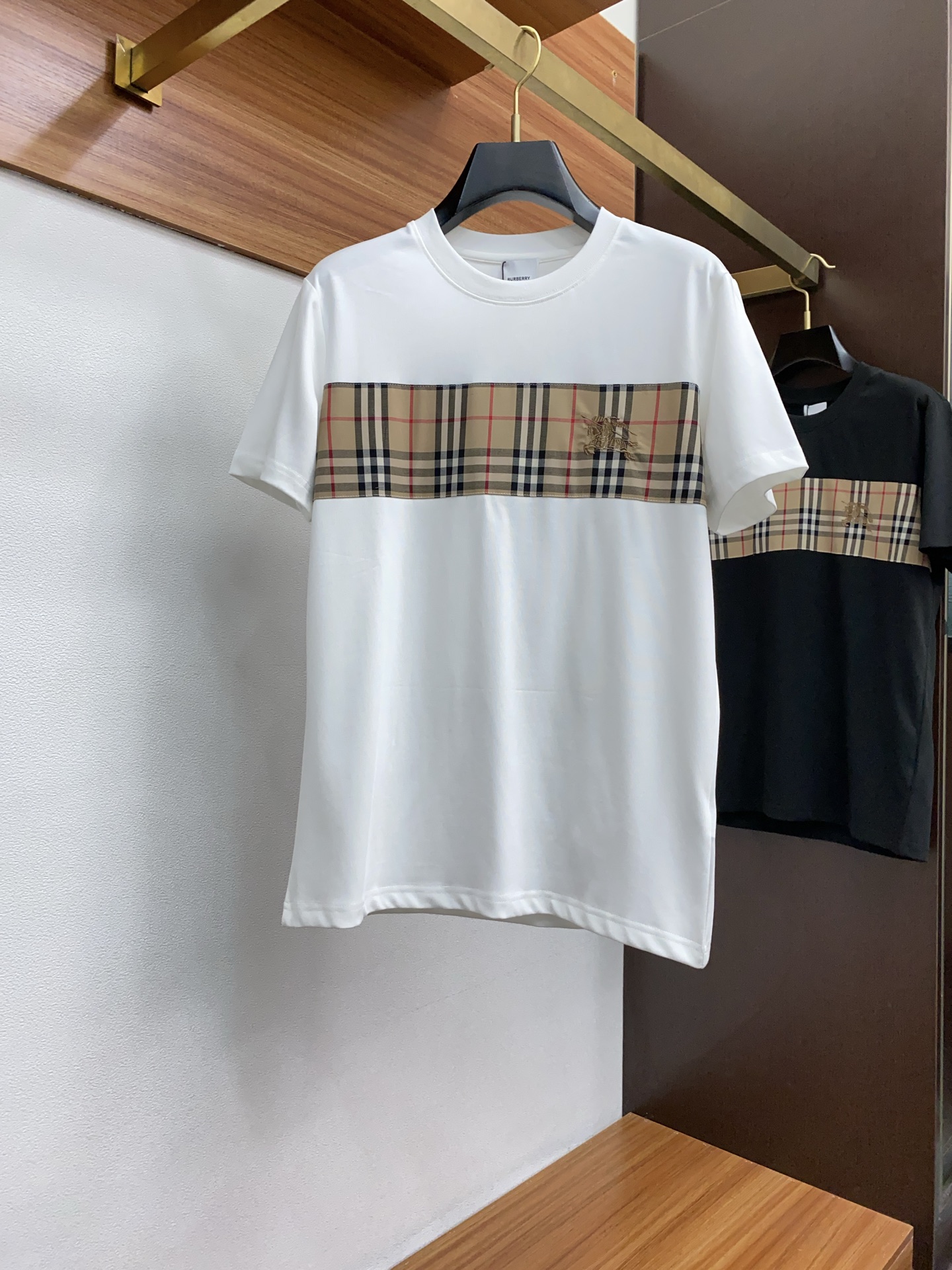 NO:142047,Burberry Ss's new craft logo pure cotton wide version round neck men's short-sleeved T-shirt, the new season and new series cleverly integrates the logo into the design, shaping a series of sports style items full of retro style. On this versatile T-shirt, a pattern with a hint of nostalgic meaning is presented in the body in a low-key manner, and the cuffs are piping together. The specific original version is preferred to develop double-strand cotton plain fabric, with wide upper body and comfortable, and the outside and the inside are casually matched. s-2xL Z., burberry, T-shirt, tees, t-shirt, alexander wang19860909巴宝莉 ss新工艺logo纯棉质阔版圆领男士短袖T恤,新季新推系列将标识巧妙融入设计,塑就一系列充满复古风情的运动风单品.在这款百搭T恤上,带着一丝怀旧意蕴的图案低调呈现于衣身,袖口滚边相得益彰.优选特定原版开发双股精棉平纹面料,上身挺阔舒适度佳,外穿内搭随意搭配 s-2xL Z.,,burberry,T-shirt,tees，t-shirt,alexander wang,Men's clothing