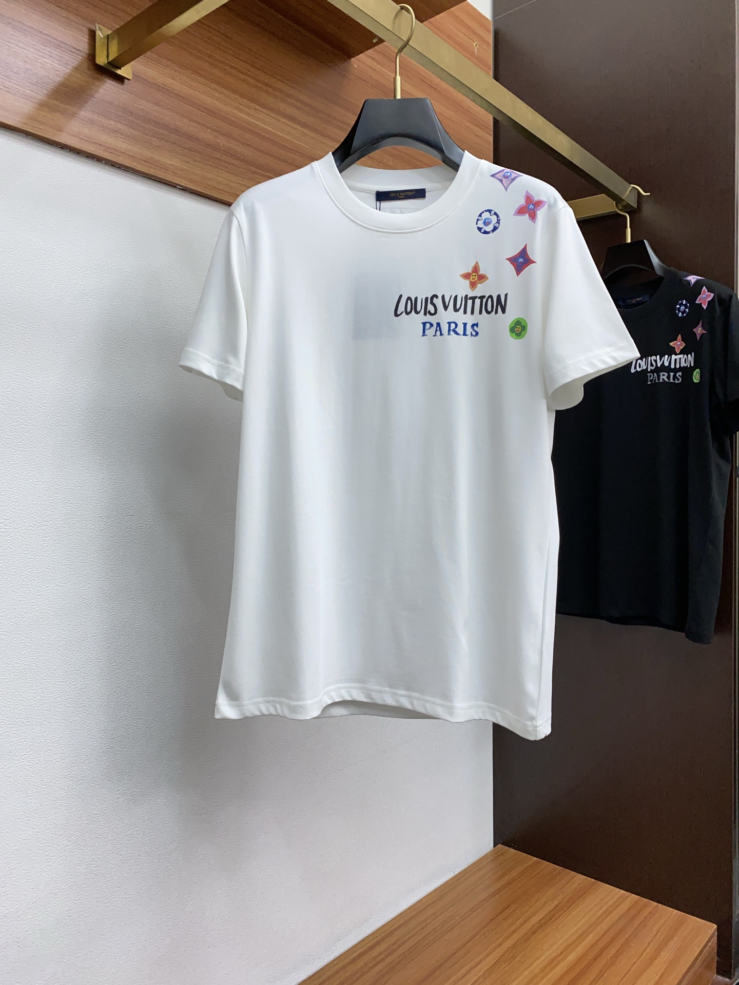 NO:142057,1v Louis Vuitton ss new craft logo pure cotton wide version round neck men's short-sleeved T-shirt, the new season and new launch series cleverly integrates the logo into the design, shaping a series of sports style items full of retro style. On this versatile T-shirt, a pattern with a hint of nostalgia is presented in the body in a low-key manner, and the cuffs are piping. The specific original version is preferred to develop double-strand cotton plain fabric, with wide upper body and comfortable, and the outside and the inside are matched casually. M-3xl Z.,,louis vuitton, T-shirt,tees, t-shirt,alexander wang198609091v 路易威登 ss新工艺logo纯棉质阔版圆领男士短袖T恤,新季新推系列将标识巧妙融入设计,塑就一系列充满复古风情的运动风单品.在这款百搭T恤上,带着一丝怀旧意蕴的图案低调呈现于衣身,袖口滚边相得益彰.优选特定原版开发双股精棉平纹面料,上身挺阔舒适度佳,外穿内搭随意搭配 M-3xl Z.,,louis vuitton,T-shirt,tees，t-shirt,alexander wang,Men's clothing