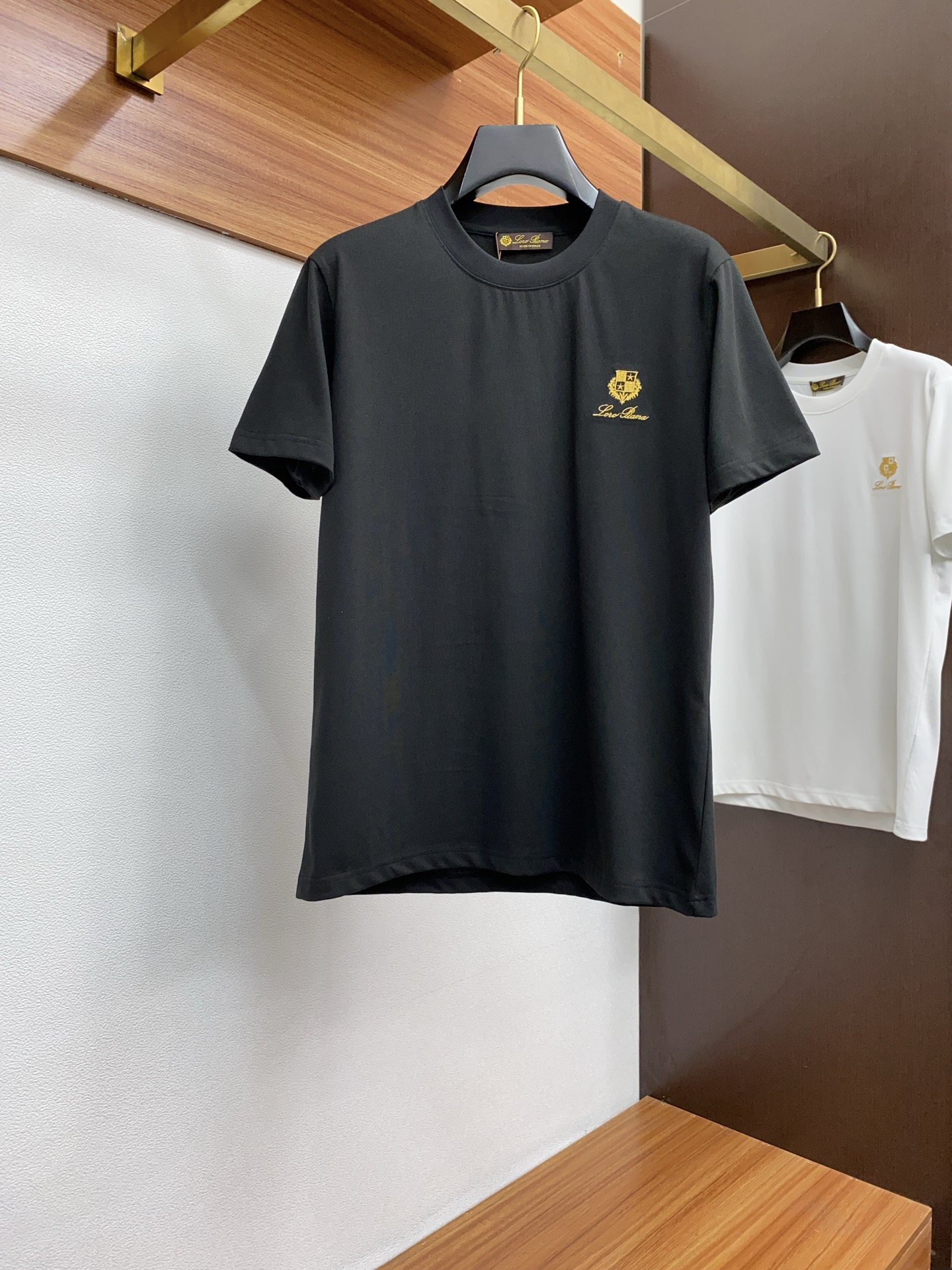 NO:142054,Lp ss new craft logo pure cotton wide version round neck men's short-sleeved T-shirt, the new season and new launch series cleverly integrates the logo into the design, shaping a series of sports style items full of retro style. On this versatile T-shirt, a pattern with a hint of nostalgia is presented in the body in a low-key manner, and the cuffs are piping together. The specific original version is preferred to develop double-stranded cotton plain fabric, with wide upper body and comfortable, and the outside and the inside are matched casually. M-3xL Z.,,loro piana, T-shirt,tees, t-shirt,alexander wang19860909Lp ss新工艺logo纯棉质阔版圆领男士短袖T恤,新季新推系列将标识巧妙融入设计,塑就一系列充满复古风情的运动风单品.在这款百搭T恤上,带着一丝怀旧意蕴的图案低调呈现于衣身,袖口滚边相得益彰.优选特定原版开发双股精棉平纹面料,上身挺阔舒适度佳,外穿内搭随意搭配 M-3xL Z.,,loro piana,T-shirt,tees，t-shirt,alexander wang,Men's clothing