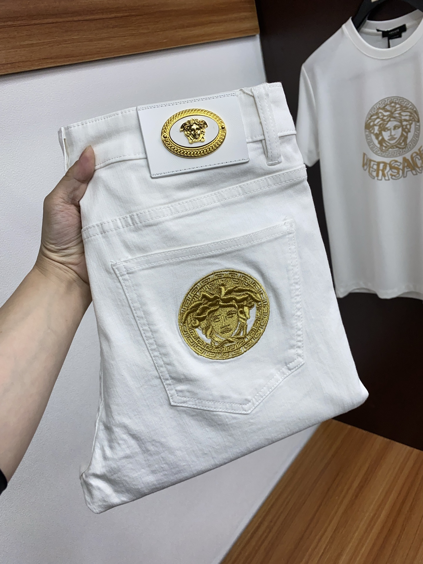 NO:141764,Versace 2025SS Early Spring New Product Original Single Men's White Jeans Pure Birth Products The type that must be released every season, the best-selling ace item that needs no doubt, meets the best matching color number of the four seasons. The overall style continues the tone of SLP, and integrates a variety of arts and craftsmanship throughout the body. It is washed and made into a natural way, creating an unruly and individual style!  The details are excellent, very sophisticated, and the auxiliary materials are all supplied to customers. The metal chain strongly demonstrates the brand identity!  The heavyweight Japanese imported denim fabric is very well washed and impeccable!  Perfect cut 28-38 No 37, loro piana, versace, jeans, alexander wang19860909范思哲 2025SS早春 新品 原单男士白色牛仔裤纯血统品 每季必出的类型,无需质疑的热卖王牌单品,符合四季最佳的搭配色号 整体的风格延续了SLP的基调,通体融入了多种工艺美学,水洗做旧浑然天成,缔造出不羁与个性的风格！细节方面极为出色,非常匠心考究,通体的辅料皆为客供 金属链条有力彰显了品牌身份！重磅日本进口的丹宁面料,水洗相当出色,无可挑剔！版型剪裁完美 28-38 无37,,loro piana,versace,jeans,alexander wang,Men's clothing