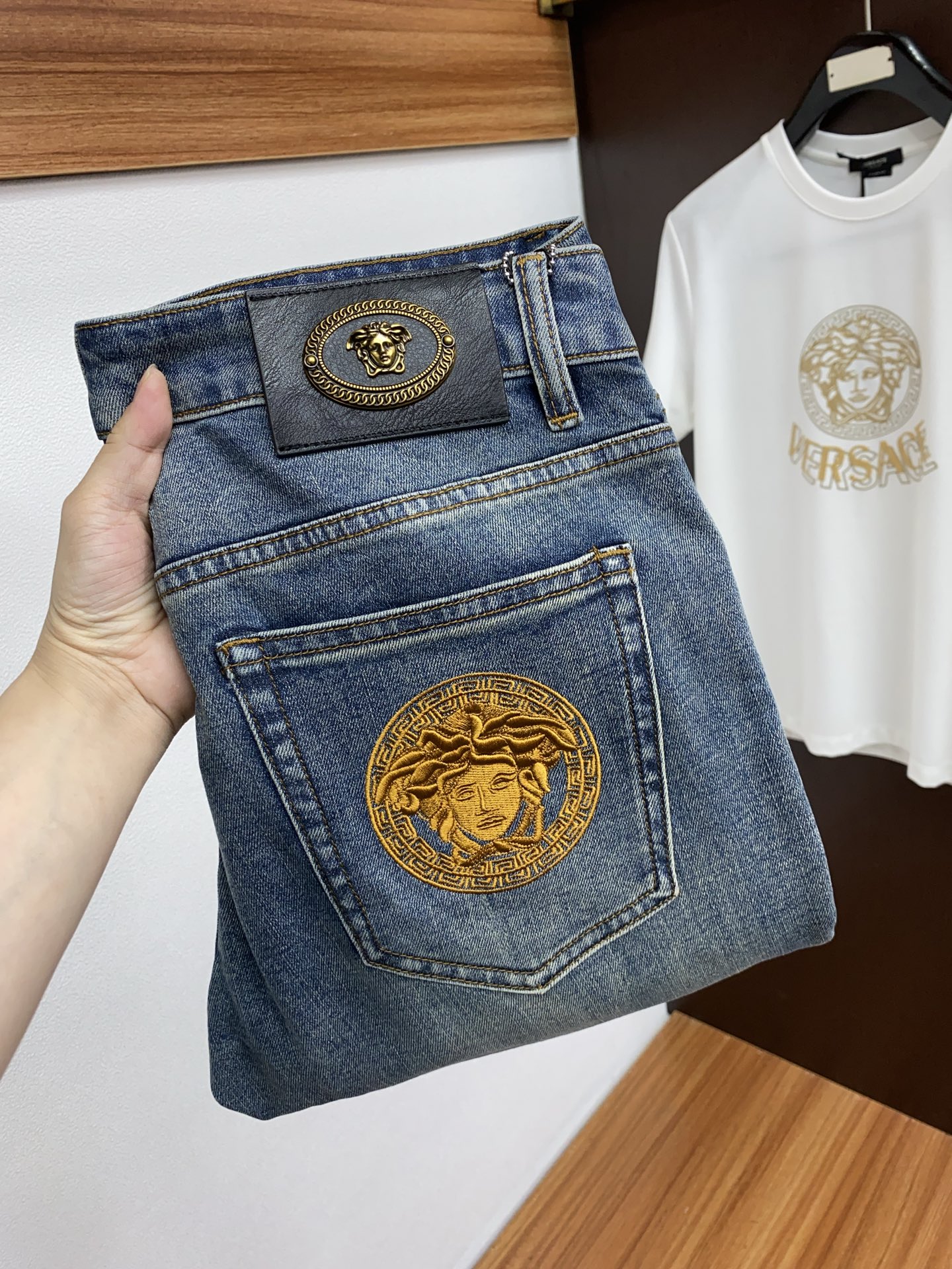 NO:150443,Versace 2025SS Early Spring New Product Original Single Men's Jeans Pure Birth Products The type that must be released every season, the best-selling ace item that needs no doubt, meets the best matching color number of the four seasons. The overall style continues the tone of SLP, and integrates a variety of arts and craftsmanship throughout the body. It is washed and made into a natural way to create an unruly and personal style!  The details are excellent, very sophisticated, and the auxiliary materials are all supplied to customers. The metal chain strongly demonstrates the brand identity!  The heavyweight Japanese imported denim fabric is very well washed and impeccable!  Perfect cut 28-38 No 37, loro piana, versace, jeans, alexander wang19860909范思哲 2025SS早春 新品 原单男士牛仔裤纯血统品 每季必出的类型,无需质疑的热卖王牌单品,符合四季最佳的搭配色号 整体的风格延续了SLP的基调,通体融入了多种工艺美学,水洗做旧浑然天成,缔造出不羁与个性的风格！细节方面极为出色,非常匠心考究,通体的辅料皆为客供 金属链条有力彰显了品牌身份！重磅日本进口的丹宁面料,水洗相当出色,无可挑剔！版型剪裁完美 28-38 无37,,loro piana,versace,jeans,alexander wang,Men's clothing