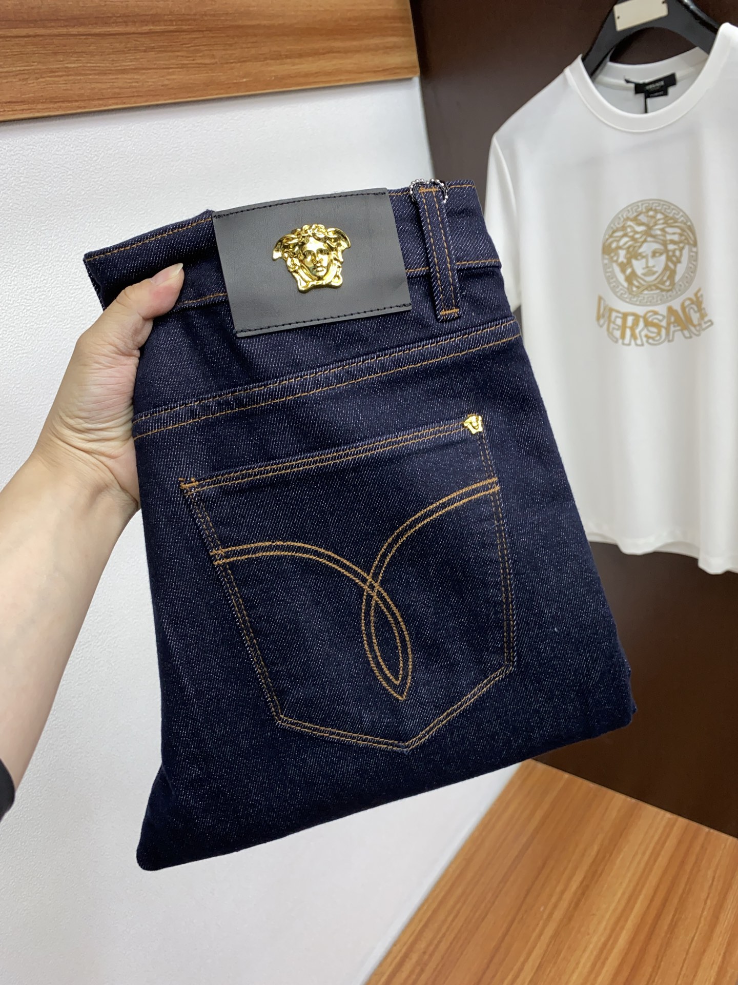 NO:141758,Versace 2025SS Early Spring New Product Original Single Men's Jeans Pure Birth Products The type that must be released every season, the best-selling ace item that needs no doubt, meets the best matching color number of the four seasons. The overall style continues the tone of SLP, and integrates a variety of arts and craftsmanship throughout the body. It is washed and made into a natural way, creating an unruly and individual style!  The details are excellent, very sophisticated, and the auxiliary materials are all supplied to customers. The metal chain strongly demonstrates the brand identity!  The heavyweight Japanese imported denim fabric is very well washed and impeccable!  Perfect cut 28-38 No 37, loro piana, versace, jeans, alexander wang19860909范思哲 2025SS早春 新品 原单男士牛仔裤纯血统品 每季必出的类型,无需质疑的热卖王牌单品,符合四季最佳的搭配色号 整体的风格延续了SLP的基调,通体融入了多种工艺美学,水洗做旧浑然天成,缔造出不羁与个性的风格！细节方面极为出色,非常匠心考究,通体的辅料皆为客供 金属链条有力彰显了品牌身份！重磅日本进口的丹宁面料,水洗相当出色,无可挑剔！版型剪裁完美 28-38 无37,,loro piana,versace,jeans,alexander wang,Men's clothing