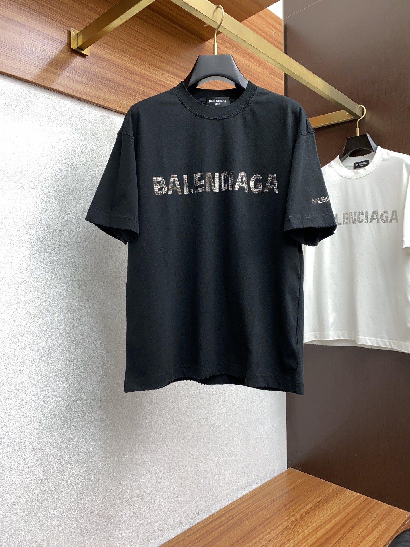 NO:128616,Balenciaga xxs-L wide version ss new craft logo high-quality pure cotton wide version round neck men's short-sleeved T-shirt, the new season and new series cleverly integrate the logo into the design, shaping a series of sports style items full of retro style. On this versatile T-shirt, a pattern with a hint of nostalgia is presented in the body in a low-key manner, and the cuffs are piping. The specific original version is preferred to develop double-strand cotton plain fabric, with wide upper body and comfortable, and the outside and the inside are casually matched, balenciaga, T-shirt,tees, t-shirt,alexander wang19860909巴黎世家 xxs-L 阔版 ss新工艺logo高品质纯棉质阔版圆领男士短袖T恤,新季新推系列将标识巧妙融入设计,塑就一系列充满复古风情的运动风单品.在这款百搭T恤上,带着一丝怀旧意蕴的图案低调呈现于衣身,袖口滚边相得益彰.优选特定原版开发双股精棉平纹面料,上身挺阔舒适度佳,外穿内搭随意搭配,,balenciaga,T-shirt,tees，t-shirt,alexander wang,Men's clothing