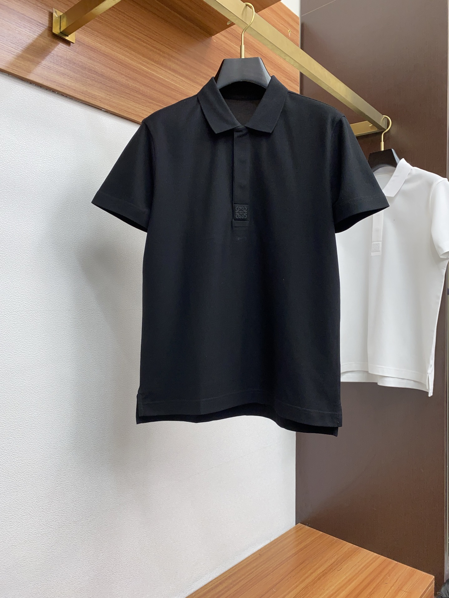 NO:128643,Luo Yiwei 2025 new men's bead floor cotton lapel short-sleeved POLO shirt Classic business men's shirt collar Polo shirt Cotton bead floor fabric is presented. The light and soft fabric has been dyed with ready-to-wear to create an elegant texture. The medium bead fabric Polo original customization imported yarn color dyed Customized ribbed neckline with the same color dyed by the tank maintains the uniform and stable color of the tone. The classic makes the clothes softer with the inherent sporty atmosphere. The versatile style makes it very suitable for single wear, and all auxiliary materials are all customer-supplied. The thickness is the same as that of conventional bead floor, cool and breathable, delicate and not sweaty, super comfortable. The solid color design model is atmospheric and fashionable overall, and can be casual and business-friendly!  Code number M-3XL (48-56), loewe,shirts,T-shirt,alexander wang19860909罗意威 2025新款男士珠地棉翻领短袖POLO衫 经典商务男装衬衫领 Polo 衫 棉质珠地面料呈现.轻盈柔软的面料经过成衣染色,营造出优雅纹理,中珠面料 Polo 原版定制 进口纱线色染 定制罗纹领口同缸色染 保持了色调的统一稳点 经典让衣服与生俱有的运动气息得以柔和.百搭风范令其非常适合单穿,所有辅料全部客供.客供纱制作,厚度和常规珠地一样,凉爽透气,亲肤细腻不闷汗,超级舒服.纯色设计款,整体就是大气时尚,休闲商务都即可！ 码数M-3XL（48-56）,,loewe,shirts,T-shirt,alexander wang,Men's clothing