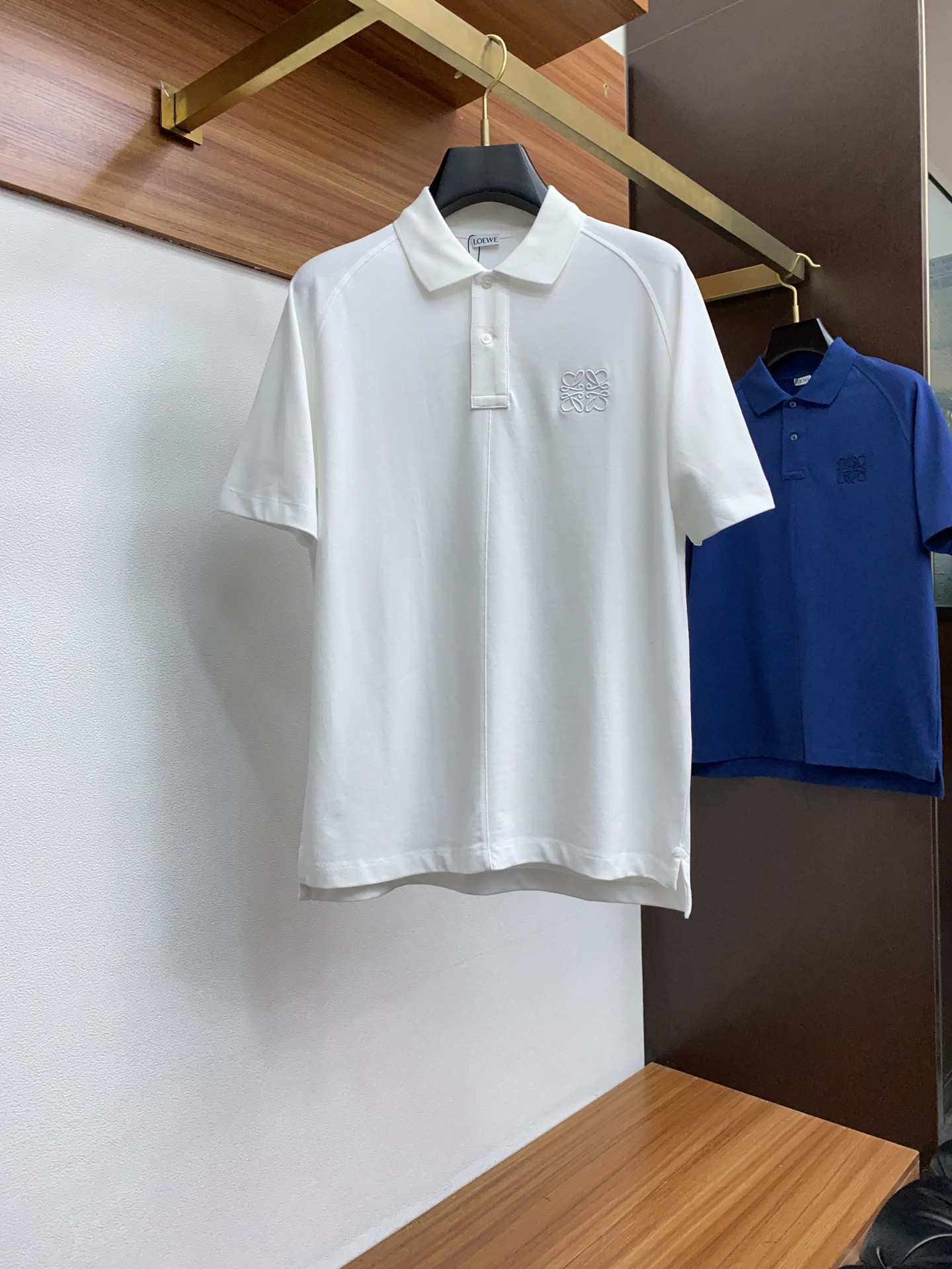 NO:128641,Luo Yiwei Zhenpin custom series design POLO shirt is indeed unique and shows the exquisiteness and taste of customized clothing. Customized materials not only have soft and comfortable touch, but also have good breathability and moisture absorption, ensuring that the wearer can stay dry and comfortable in any occasion. The design of the small square lapel is both classic and fashionable, which not only shows the wearer's neck lines, but also adds the layering of the overall shape. The short-sleeved design is suitable for many occasions, whether it is casual or business, and can be easily matched. It is a high-quality item that integrates comfort, fashion and taste. Whether worn by yourself or given as a gift to relatives and friends, it is a very good choice.19860909罗意威 臻品定制系列的设计POLO衫确实独具匠心,展现了定制服装的精致与品味.定制材质,不仅触感柔软舒适,还具有良好的透气性和吸湿性,确保穿着者在任何场合都能保持干爽舒适.小方领翻领的设计既经典又时尚,既能展现穿着者的颈部线条,又增加了整体造型的层次感.短袖设计则适合多种场合,无论是休闲还是商务,都能轻松搭配.是一款集舒适、时尚、品味于一体的优质单品,无论是自己穿着还是作为礼物送给亲友,都是非常不错的选择. 码数M-2xL,,loewe,T-shirt,alexander wang,Men's clothing