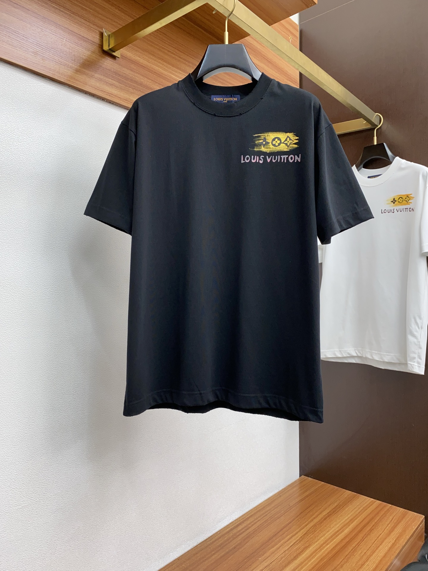 NO:128613,1v Louis Vuitton 2025ss Spring and Summer New Style Pure Hand Drawn Pattern Round Neck Short Sleeve T-shirt High Quality Soft Handling Customized Cotton Fabric Fine Workmanship Same Model Black White S-2xL,,louis vuitton,T-shirt,tees,t-shirt,alexander wang198609091v 路易威登 2025ss春夏新款 纯手绘图案 圆领短袖T恤 高品质 手感柔软 定制纯棉面料 做工精细 男女同款 黑色 白色 S-2xL,,louis vuitton,T-shirt,tees，t-shirt,alexander wang,Men's clothing