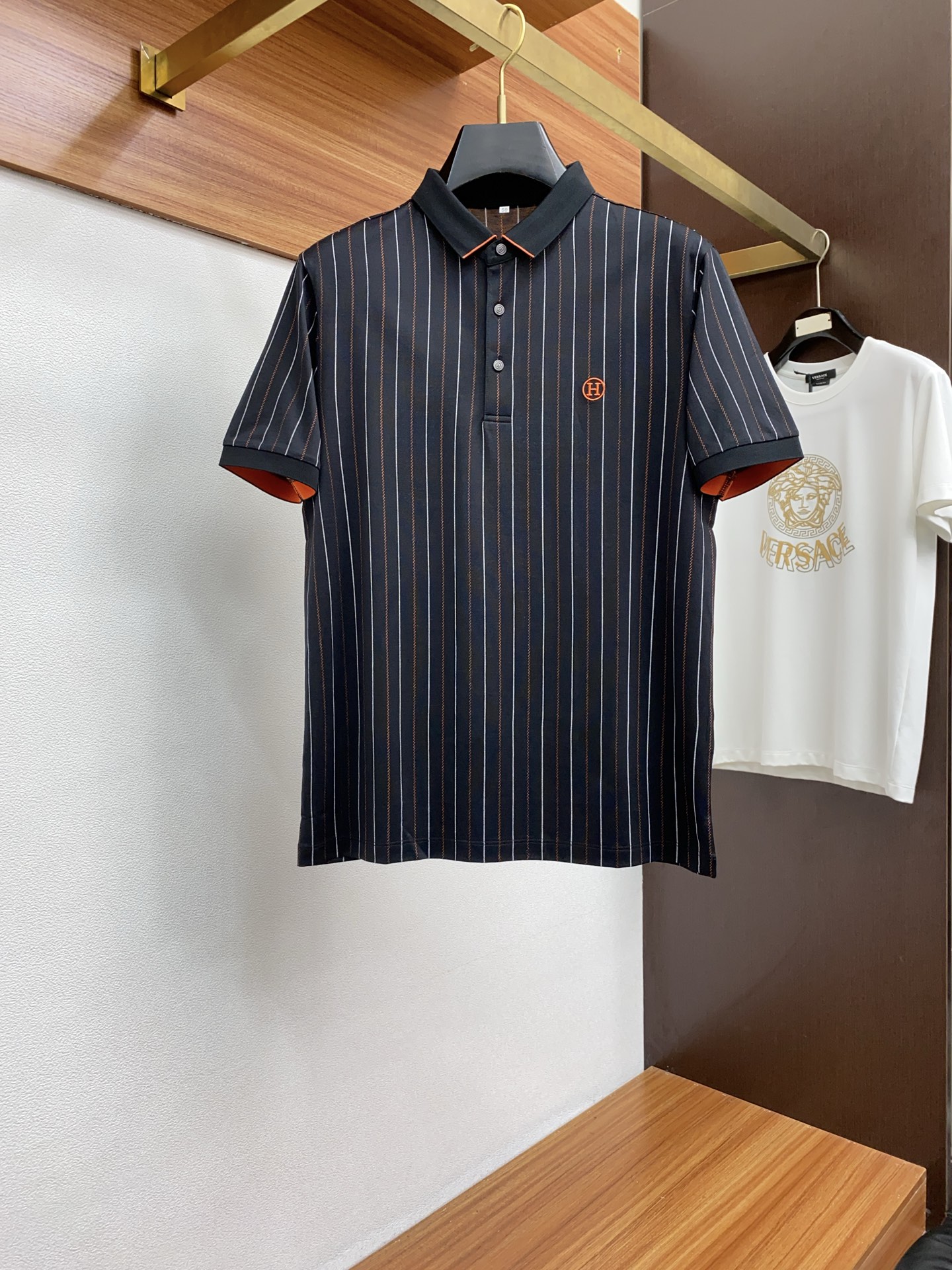 NO:128633,Hermes 25ss summer men's light business POLO uses customer-supplied mercerized blend fabric, full 3D digital printed letter pattern technology, soft, comfortable and breathable.. Code M-3XL,,hermes,alexander wang19860909爱马仕 25ss夏季男士轻商务POLO 采用客供丝光混纺面料 满幅3D数码印花字母图案工艺构成 手感柔软舒适透气..码数M-3XL,,hermes,alexander wang,Men's clothing
