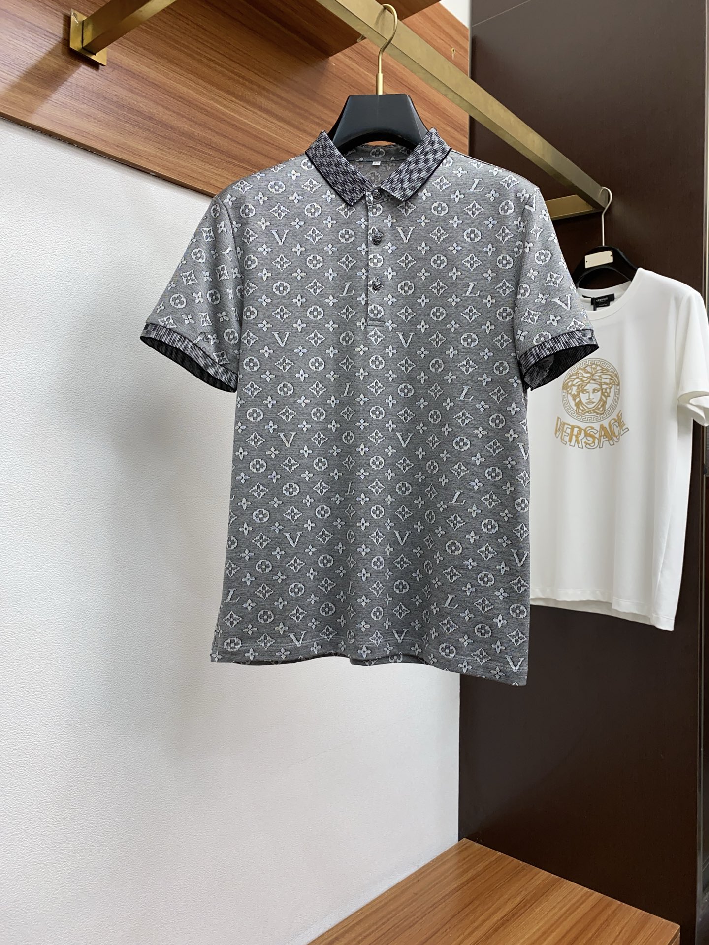 NO:128638,1v Louis Vuitton 25ss Summer Men's Light Business POLO uses customer-supplied mercerized blend fabric, full 3D digital printed letter pattern technology, soft, comfortable and breathable.. Code M-3XL,,louis vuitton,alexander wang198609091v 路易威登 25ss夏季男士轻商务POLO 采用客供丝光混纺面料 满幅3D数码印花字母图案工艺构成 手感柔软舒适透气..码数M-3XL,,louis vuitton,alexander wang,Men's clothing