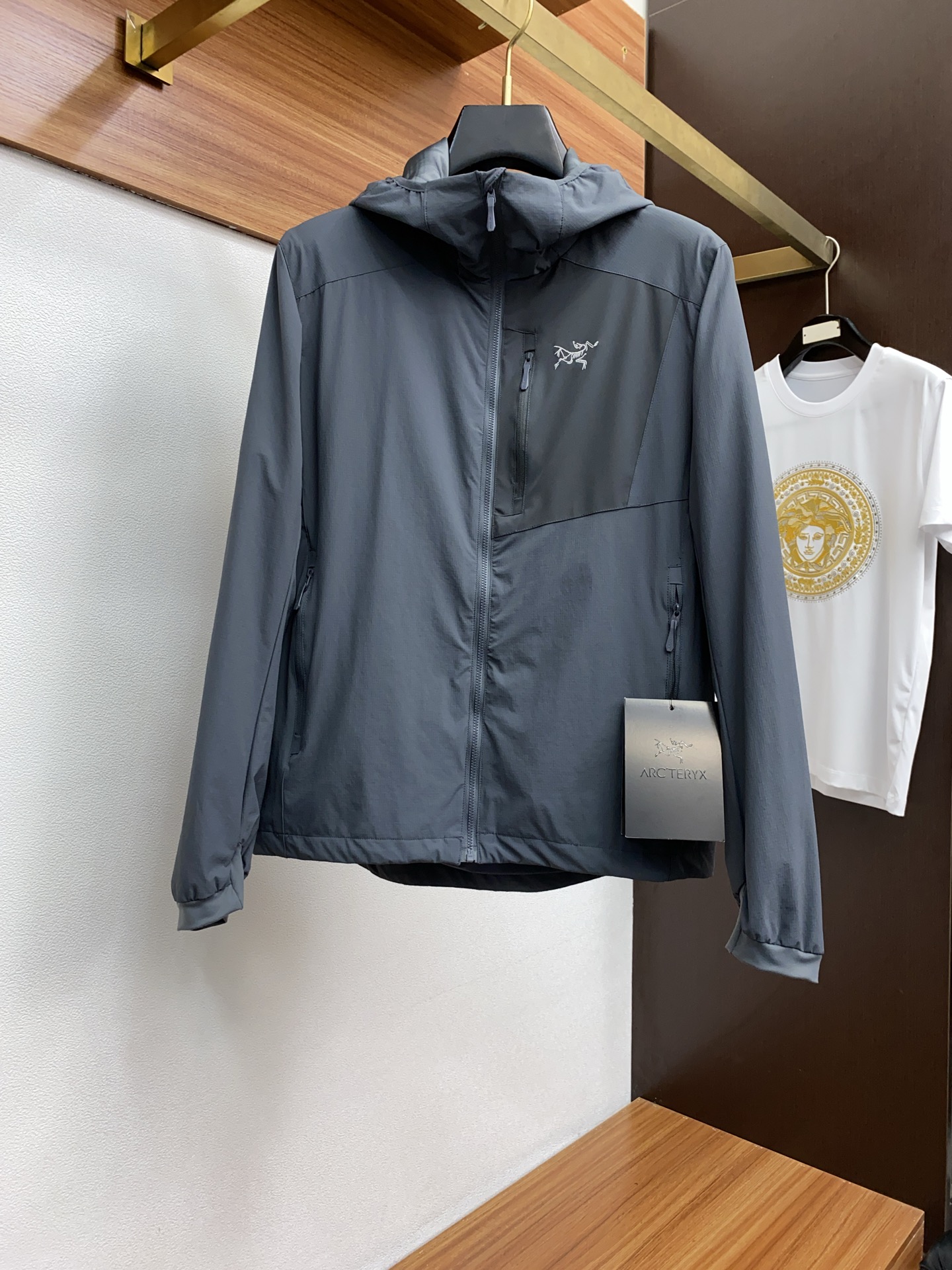 NO:128617,Archaeopteryx Early Spring 2025 latest fashionable jacket jacket. Details everywhere show the design changes of high-end structural tailoring to show the diverse image changes of men, slim and neat, tailoring, meet the popular multi-layered outfits and versatile styles of life!  Count 48-54, arc'teryx,jackets & coats,jackets & coats,alexander wang19860909始祖鸟 早春款2025最新款时尚夹克外套.处处细节显工艺足够的高级结构性剪裁的设计改变来展现男士多样的形象变化,修身利落、剪裁合体,满足时下正流行的多层次穿搭,生活百搭款式！ 码数48-54,arc'teryx,jackets & coats,jackets & coats,alexander wang,Men's clothing