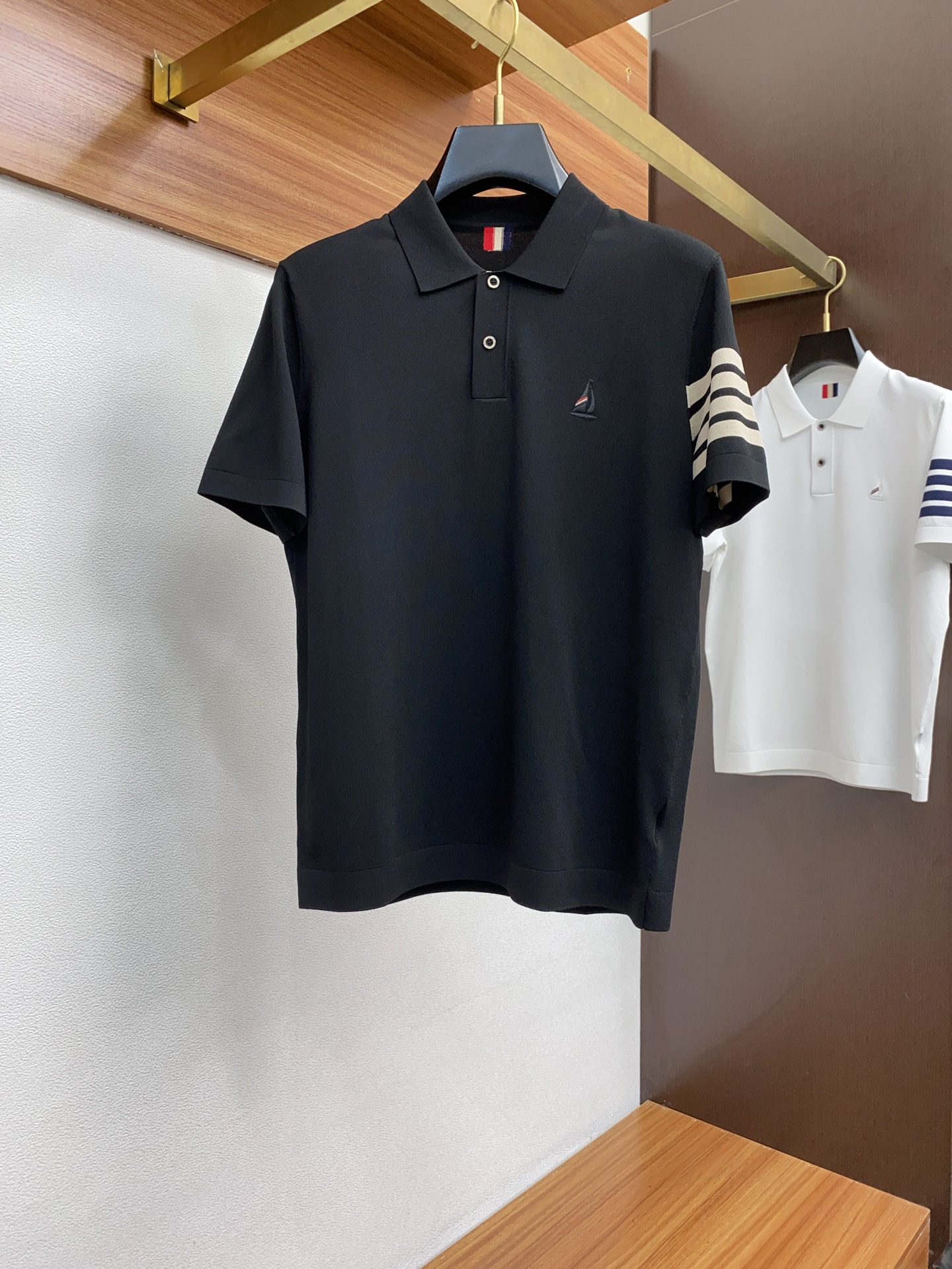 NO:128645,TB 2025 spring and summer new style first launch counter latest lapel Polo short-sleeved Yilite T-shirt high-end custom design avant-garde and fashionable!  Brand logo heavy craft design, high-end customized mercerized cotton fabric, soft feel, comfortable to wear, exquisite counter-level car line, fine workmanship, invincible and handsome upper body effect!  A must-have item for handsome men!  Code number M-4xL, T-shirt,tees,t-shirt,alexander wang19860909TB 2025春夏新款首发专柜最新款翻领Polo 短袖伊利特T恤 高端订制 设计前卫时尚！品牌logo重工艺设计 高端定制丝光棉面料.手感柔软.穿着舒适.专柜级别精致车线.做工精细.上身效果无敌帅气！型男必备单品！码数M-4xL,,T-shirt,tees，t-shirt,alexander wang,Men's clothing