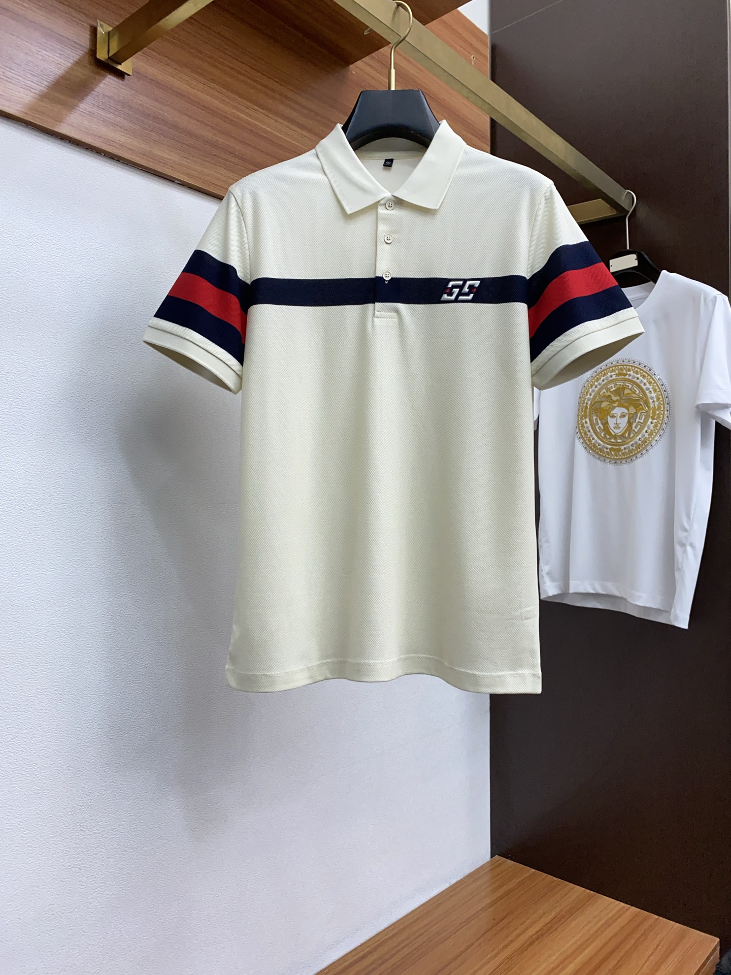 NO:128631,Guqi 2025 new men's bead floor cotton lapel short-sleeved POLO shirt Classic business men's shirt collar Polo shirt Cotton bead floor fabric is presented. The light and soft fabric has been dyed with ready-to-wear to create an elegant texture. Hexagon bead floor fabric Polo original customization Imported yarn color dye Customized ribbed neckline with same cylinder color dye maintains the uniform and stable color of the tone. Classic makes the clothes soft and the inherent sporty atmosphere. All versatile style makes it very suitable for single wear, and all auxiliary materials are provided by customers. The thickness is the same as that of conventional bead floor, cool and breathable, skin-friendly and delicate, not sweaty, super comfortable. The solid color design model is atmospheric and fashionable overall, and can be casual and business-friendly!  Code number M-4XL (48-58), Shirts, T-shirt, alexander wang19860909古奇 2025新款男士珠地棉翻领短袖POLO衫 经典商务男装衬衫领 Polo 衫 棉质珠地面料呈现.轻盈柔软的面料经过成衣染色,营造出优雅纹理,六角珠地棉面料 Polo 原版定制 进口纱线色染 定制罗纹领口同缸色染 保持了色调的统一稳点 经典让衣服与生俱有的运动气息得以柔和.百搭风范令其非常适合单穿,所有辅料全部客供.客供纱制作,厚度和常规珠地一样,凉爽透气,亲肤细腻不闷汗,超级舒服.纯色设计款,整体就是大气时尚,休闲商务都即可！ 码数M-4XL（48-58）,,shirts,T-shirt,alexander wang,Men's clothing