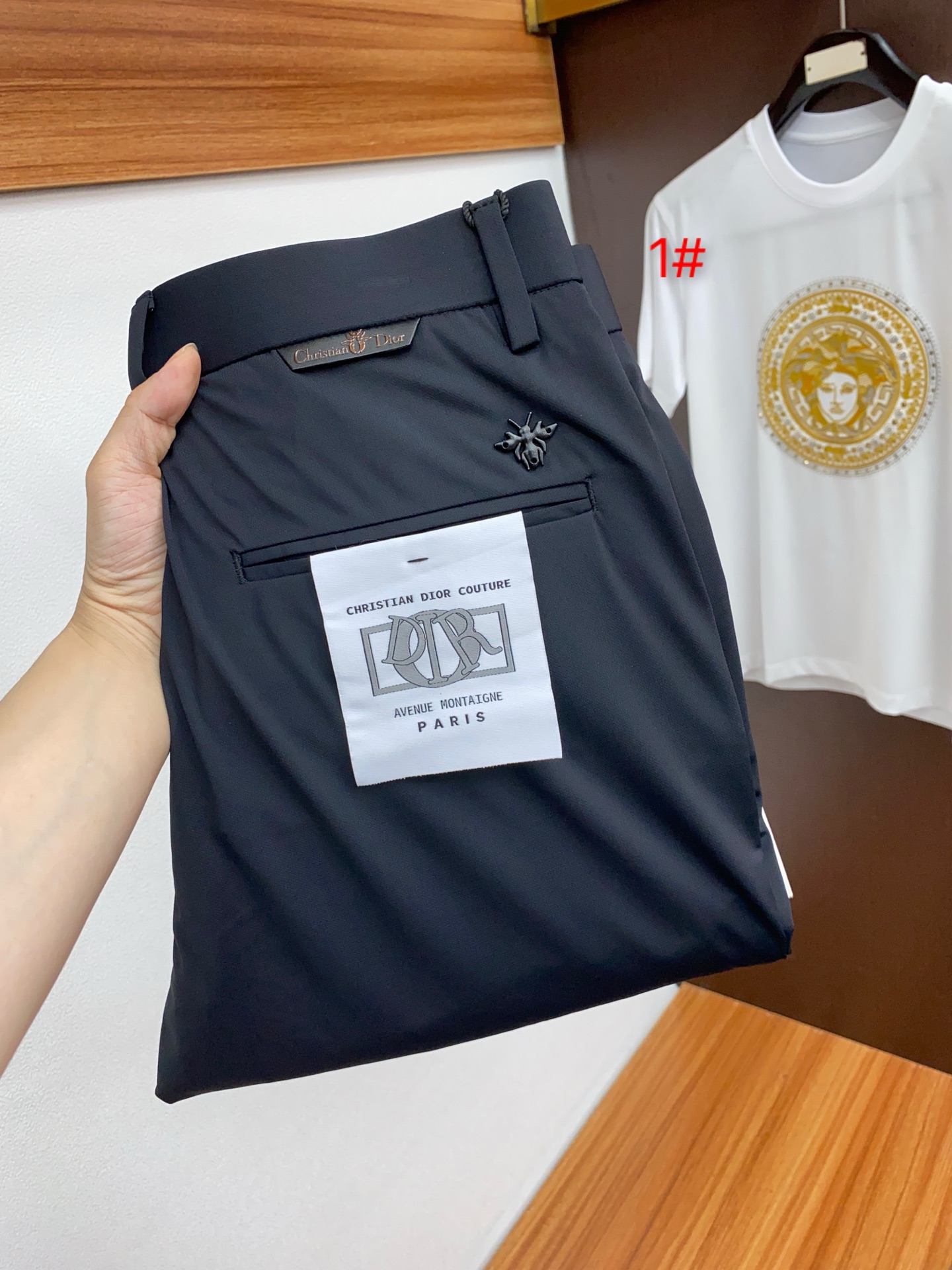 NO:131891,Dior 2025SS Early Spring New Product Original Single Men's Suit and Casual Pants A must-have type every season, a hot-selling ace item that needs no doubt, conforms to the best matching color number of the four seasons. The overall style continues the tone of SLP, and integrates a variety of arts and craftsmanship throughout the body. It is washed and made into a natural way to create an unruly and individual style!  The details are excellent, very sophisticated, and the auxiliary materials are all supplied to customers. The metal chain strongly demonstrates the brand identity!  The heavyweight Japanese imported denim fabric is very well washed and impeccable!  Perfect cut Size 30/31/32/33/34/35/36/38,,dior,loro piano,business suit,alexander wang19860909迪奥 2025SS早春 新品 原单男士西装休闲裤 每季必出的类型,无需质疑的热卖王牌单品,符合四季最佳的搭配色号 整体的风格延续了SLP的基调,通体融入了多种工艺美学,水洗做旧浑然天成,缔造出不羁与个性的风格！细节方面极为出色,非常匠心考究,通体的辅料皆为客供 金属链条有力彰显了品牌身份！重磅日本进口的丹宁面料,水洗相当出色,无可挑剔！版型剪裁完美 尺码30/31/32/33/34/35/36/38,,dior,loro piana,business suit,alexander wang,Men's clothing