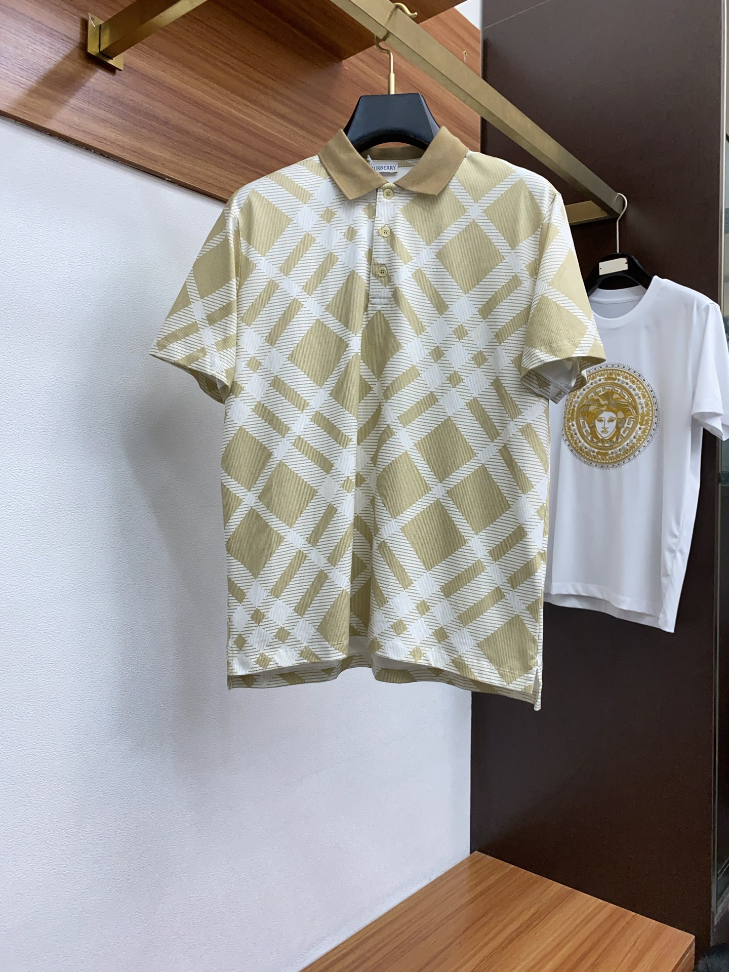 NO:128628,Burberry 2025ss classic fashion lapel Polo shirt short sleeves trading company channel orders, and the official website is released simultaneously. It is simple and elegant, fashionable and versatile, and the quality is even more unscrupulous!! The quality of the fabric is as high as ever. Custom hardware uses imported custom hexagonal cotton bead floor cotton fabric collar cuffs knitted threads, which is soft and stylish, breathable and comfortable. The upper body has a good drape, not easy to deform! It is even more difficult to fade! The chest embroidery design makes the overall upper body effect more low-key, luxurious, noble and elegant! It shows a different flavor! Business casual, fashionable and versatile, it is simply a must-have item for every successful man! S-2xL, burberry, T-shirt, alexander wang19860909巴宝莉 2025ss经典时尚翻领 Polo衫短袖 贸易公司渠道订单,官网同步发售,简约大气,时尚百搭,品相更是无法挑剔!!面料这块品质也是一如既往的高规格,定制五金 选用进口定制六角棉珠地棉面料领子袖口针织螺纹,柔软有型、透气舒适.上身垂感好,不易变形!更不易褪色! 胸口刺绣设计 使得整体的上身效果更加的低调奢华,高贵典雅!彰显出别样的风味!商务休闲,时尚百搭,简直是每位成功男士的必备单品! 码数S-2xL,,burberry,T-shirt,alexander wang,Men's clothing