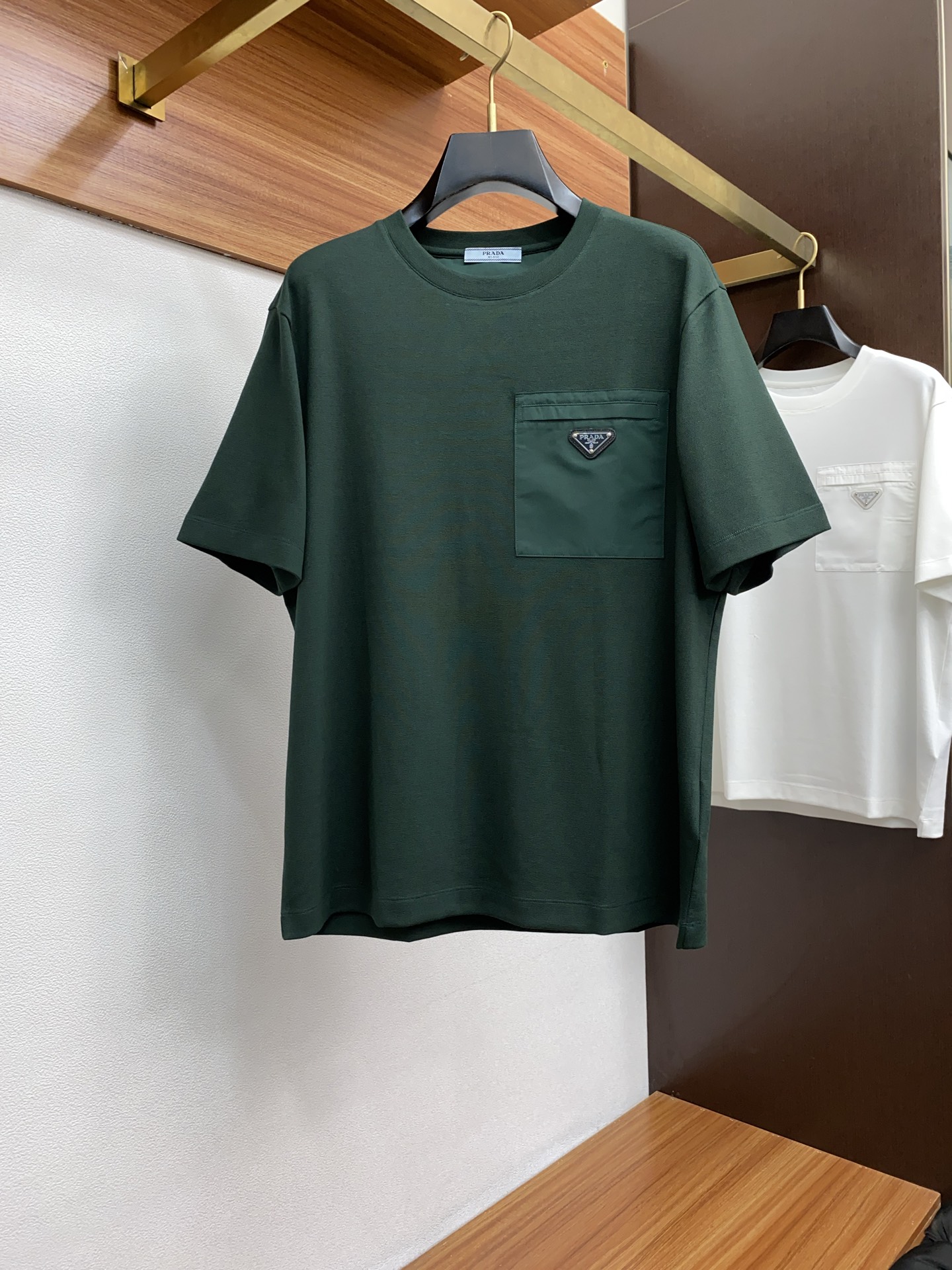 NO:128610,Prada 2025 new men's beaded floor cotton round neck, short-sleeved imported cotton mercerated fabric is presented. The light and soft fabric has been dyed with ready-to-wear to create an elegant texture. The original custom imported yarn classic makes the clothes softer with its inherent sporty atmosphere. The versatile style makes it very suitable for single wear, and all auxiliary materials are all customer-supplied. The thickness is the same as that of conventional bead floor, cool and breathable, delicate and not sweaty, and super comfortable. The solid color design model is atmospheric and fashionable overall, and can be casual and business-friendly!  Code number M-3XL (48-56), prada, T-shirt, alexander wang19860909普拉达 2025新款男士珠地棉圆领 短袖 进口棉质丝光面料呈现.轻盈柔软的面料经过成衣染色,营造出优雅纹理,原版定制 进口纱线 经典让衣服与生俱有的运动气息得以柔和.百搭风范令其非常适合单穿,所有辅料全部客供.客供纱制作,厚度和常规珠地一样,凉爽透气,亲肤细腻不闷汗,超级舒服.纯色设计款,整体就是大气时尚,休闲商务都即可！ 码数M-3XL（48-56）,,prada,T-shirt,alexander wang,Men's clothing