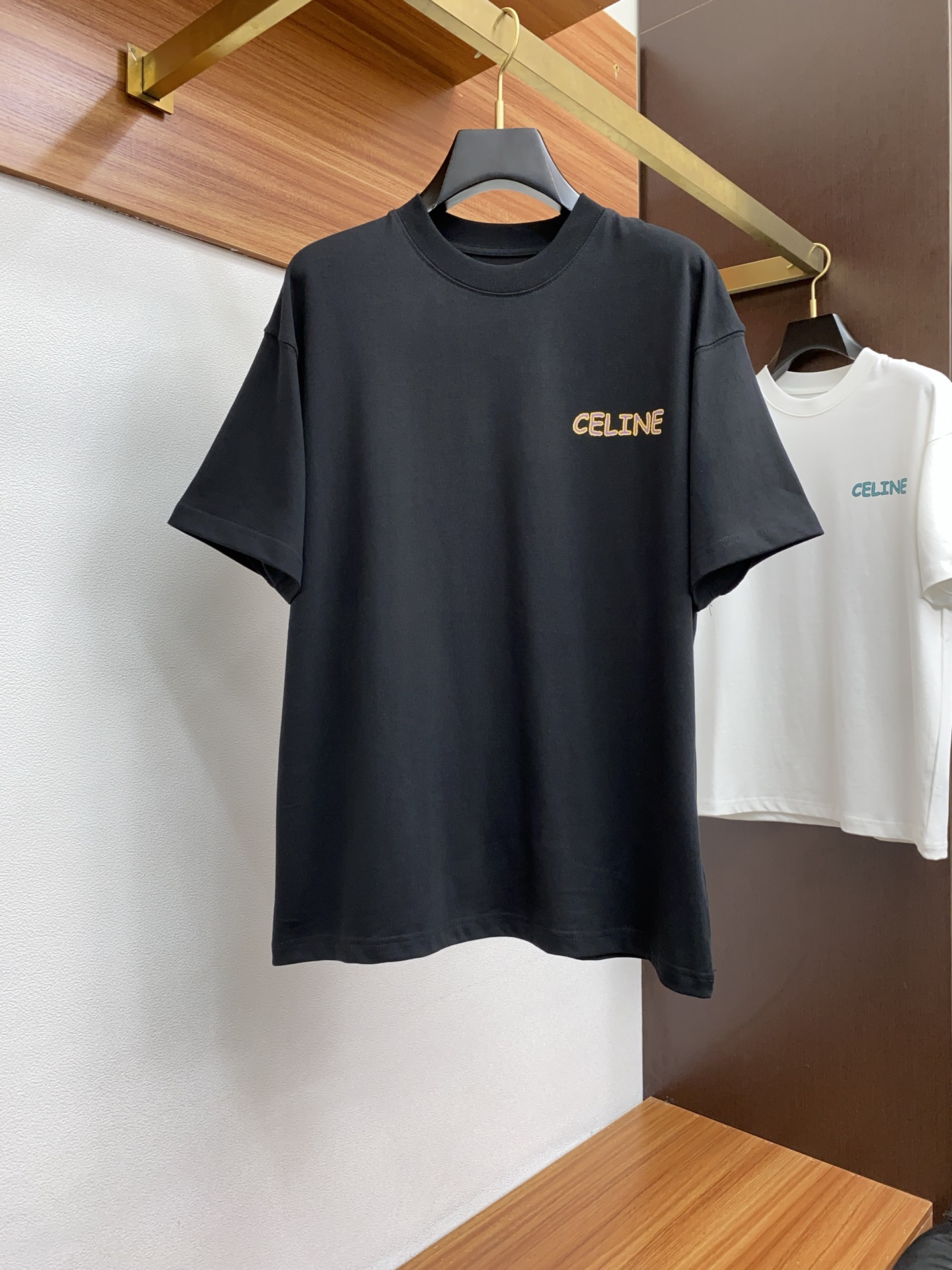 NO:128623,Selin xs-L broad version 2025 spring and summer AW new product, fashionable and casual round neck short-sleeved T-shirt, special counters are available at the same time, original singles, imported original fabrics, extremely complex craftsmanship, very elegant and fashionable visuals, noble and elegant, from the main fabric to the detailed craftsmanship, highlighting the ingenuity of fashion, celine, T-shirt, tees, t-shirt, alexander wang19860909赛琳 xs-L 阔版 2025春夏AW新品,时尚休闲圆领短袖T恤,专柜同步有售,原单狠货,进口原版面料,工艺极度复杂,视觉相当雅致时髦,高贵而优雅,从主体面料到细节工艺,彰显时装的匠心所在,,,celine,T-shirt,tees，t-shirt,alexander wang,Men's clothing