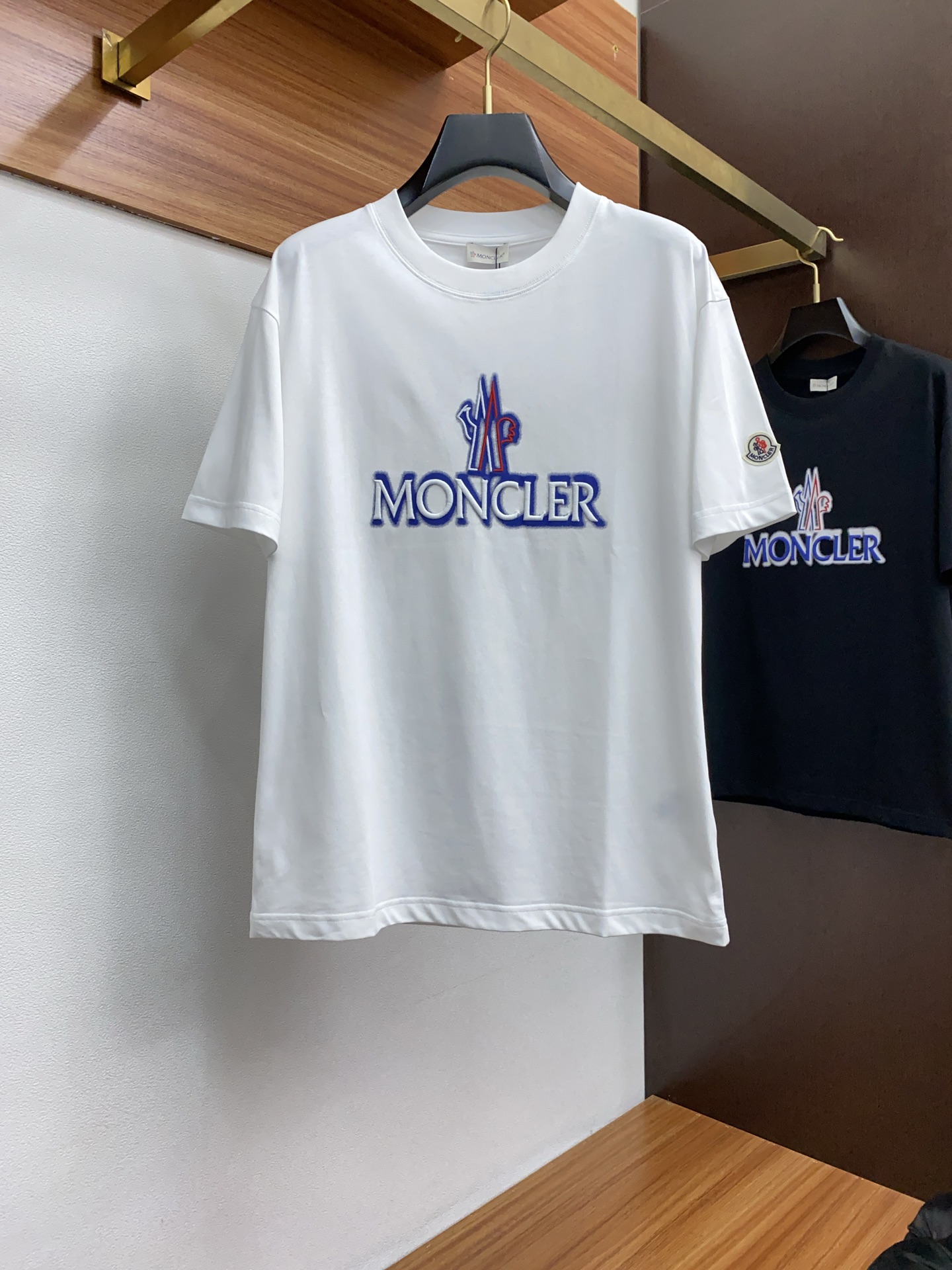 NO:160022,The new craftsmanship logo of the ss is high-quality pure cotton wide version of men's short-sleeved T-shirt for men. The new season and new series cleverly integrates the logo into the design, shaping a series of sports style items full of retro style. On this versatile T-shirt, a pattern with a hint of nostalgia is presented in the body in a low-key manner, and the cuffs are piping. The specific original version is designed to develop double-strand cotton plain fabric, with wide upper body and comfortable, and the outside and the inside are casually matched, Moncler, T-shirt, tees, t-shirt, alexander wang19860909蒙口 M-3xL 阔版 ss新工艺logo高品质纯棉质阔版圆领男士短袖T恤,新季新推系列将标识巧妙融入设计,塑就一系列充满复古风情的运动风单品.在这款百搭T恤上,带着一丝怀旧意蕴的图案低调呈现于衣身,袖口滚边相得益彰.优选特定原版开发双股精棉平纹面料,上身挺阔舒适度佳,外穿内搭随意搭配,,Moncler,T-shirt,tees，t-shirt,alexander wang,Men's clothing