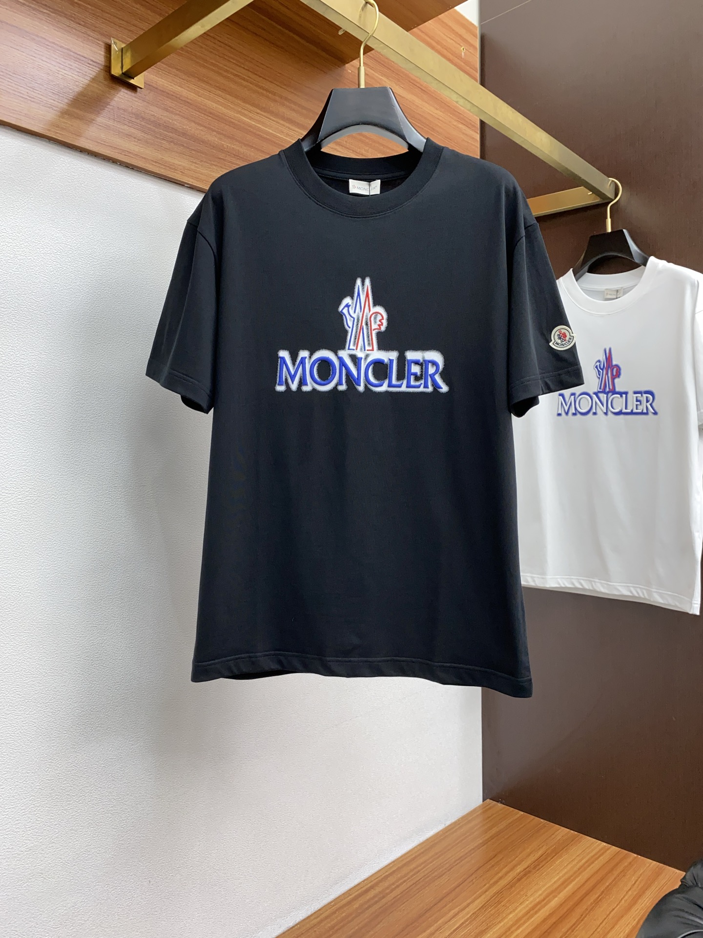 NO:162814,The new craftsmanship logo of the ss is high-quality pure cotton wide version of men's short-sleeved T-shirt for men. The new season and new series cleverly integrates the logo into the design, shaping a series of sports style items full of retro style. On this versatile T-shirt, a pattern with a hint of nostalgia is presented in the body in a low-key manner, and the cuffs are piping. The specific original version is designed to develop double-strand cotton plain fabric, with wide upper body and comfortable, and the outside and the inside are casually matched, Moncler, T-shirt, tees, t-shirt, alexander wang19860909蒙口 M-3xL 阔版 ss新工艺logo高品质纯棉质阔版圆领男士短袖T恤,新季新推系列将标识巧妙融入设计,塑就一系列充满复古风情的运动风单品.在这款百搭T恤上,带着一丝怀旧意蕴的图案低调呈现于衣身,袖口滚边相得益彰.优选特定原版开发双股精棉平纹面料,上身挺阔舒适度佳,外穿内搭随意搭配,,Moncler,T-shirt,tees，t-shirt,alexander wang,Men's clothing