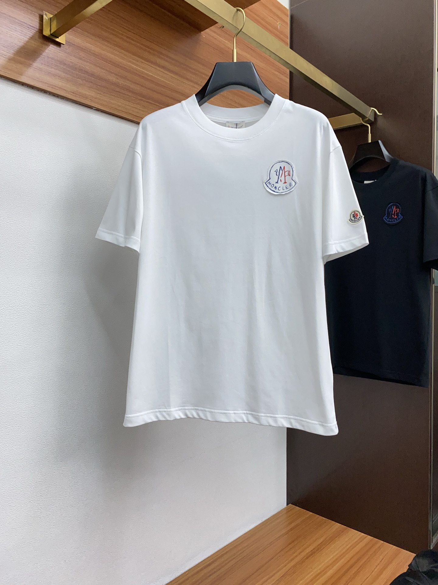 NO:162811,The new craftsmanship logo of the ss is high-quality pure cotton wide version of men's short-sleeved T-shirt for men. The new season and new series cleverly integrates the logo into the design, shaping a series of sports style items full of retro style. On this versatile T-shirt, a pattern with a hint of nostalgia is presented in the body in a low-key manner, and the cuffs are piping. The specific original version is designed to develop double-strand cotton plain fabric, with wide upper body and comfortable, and the outside and the inside are casually matched, Moncler, T-shirt, tees, t-shirt, alexander wang19860909蒙口 M-3xL 阔版 ss新工艺logo高品质纯棉质阔版圆领男士短袖T恤,新季新推系列将标识巧妙融入设计,塑就一系列充满复古风情的运动风单品.在这款百搭T恤上,带着一丝怀旧意蕴的图案低调呈现于衣身,袖口滚边相得益彰.优选特定原版开发双股精棉平纹面料,上身挺阔舒适度佳,外穿内搭随意搭配,,Moncler,T-shirt,tees，t-shirt,alexander wang,Men's clothing