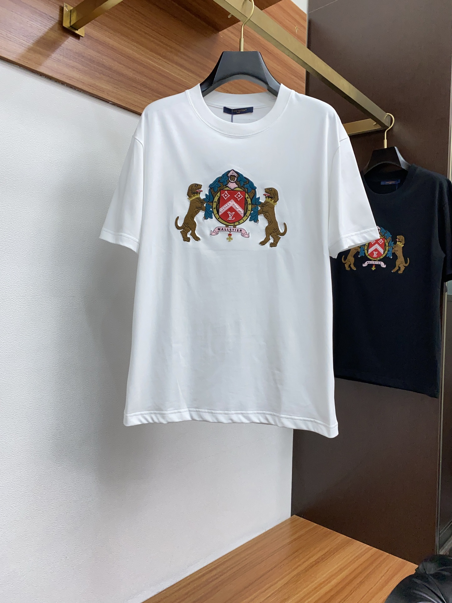 NO:160035,1v Louis Vuitton M-3xL wide version ss new craft logo high-quality pure cotton wide version round neck men's short-sleeved T-shirt, the new season and new series cleverly incorporate the logo into the design, shaping a series of sports style items full of retro style. On this versatile T-shirt, a pattern with a hint of nostalgic meaning is presented in the body in a low-key manner, and the cuffs are piping. The original version is preferred to develop double-strand cotton plain fabric, with wide upper body and comfortable, and the outside and the inside are casually matched, louis vuitton, T-shirt,tees, t-shirt,alexander wang198609091v 路易威登 M-3xL 阔版 ss新工艺logo高品质纯棉质阔版圆领男士短袖T恤,新季新推系列将标识巧妙融入设计,塑就一系列充满复古风情的运动风单品.在这款百搭T恤上,带着一丝怀旧意蕴的图案低调呈现于衣身,袖口滚边相得益彰.优选特定原版开发双股精棉平纹面料,上身挺阔舒适度佳,外穿内搭随意搭配,,louis vuitton,T-shirt,tees，t-shirt,alexander wang,Men's clothing