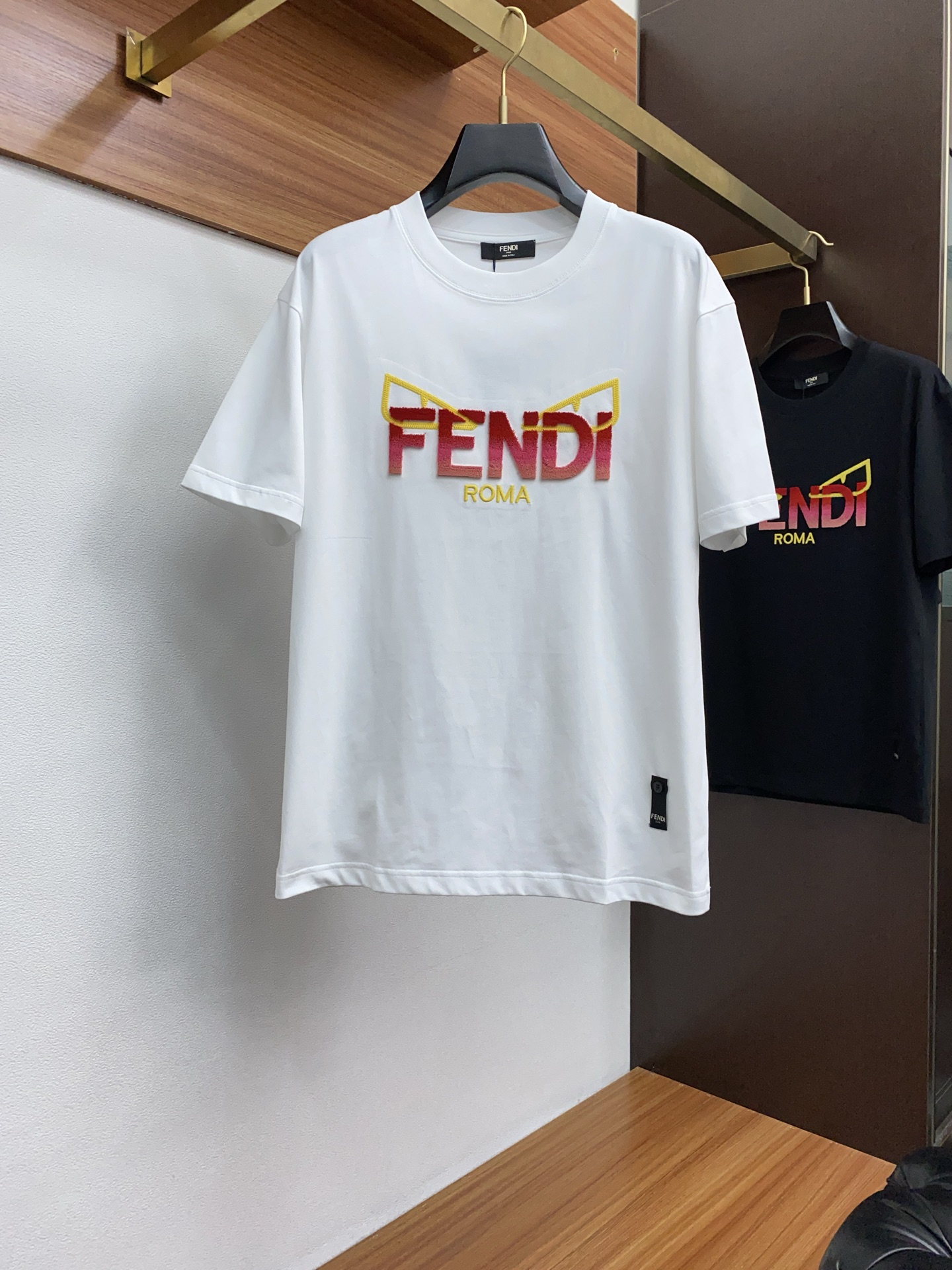 NO:160033,Fendi M-3xL wide version ss new craft logo high-quality pure cotton wide version round neck men's short-sleeved T-shirt, the new season and new series cleverly incorporate the logo into the design, shaping a series of sports style items full of retro style. On this versatile T-shirt, a pattern with a hint of nostalgic meaning is presented in the body in a low-key manner, and the cuffs are piping. The specific original version is preferred to develop double-strand cotton plain fabric, with wide upper body and comfortable, and the outside and the inside are casually matched, fendi, T-shirt, tees, t-shirt, alexander wang19860909芬迪 M-3xL 阔版 ss新工艺logo高品质纯棉质阔版圆领男士短袖T恤,新季新推系列将标识巧妙融入设计,塑就一系列充满复古风情的运动风单品.在这款百搭T恤上,带着一丝怀旧意蕴的图案低调呈现于衣身,袖口滚边相得益彰.优选特定原版开发双股精棉平纹面料,上身挺阔舒适度佳,外穿内搭随意搭配,,fendi,T-shirt,tees，t-shirt,alexander wang,Men's clothing