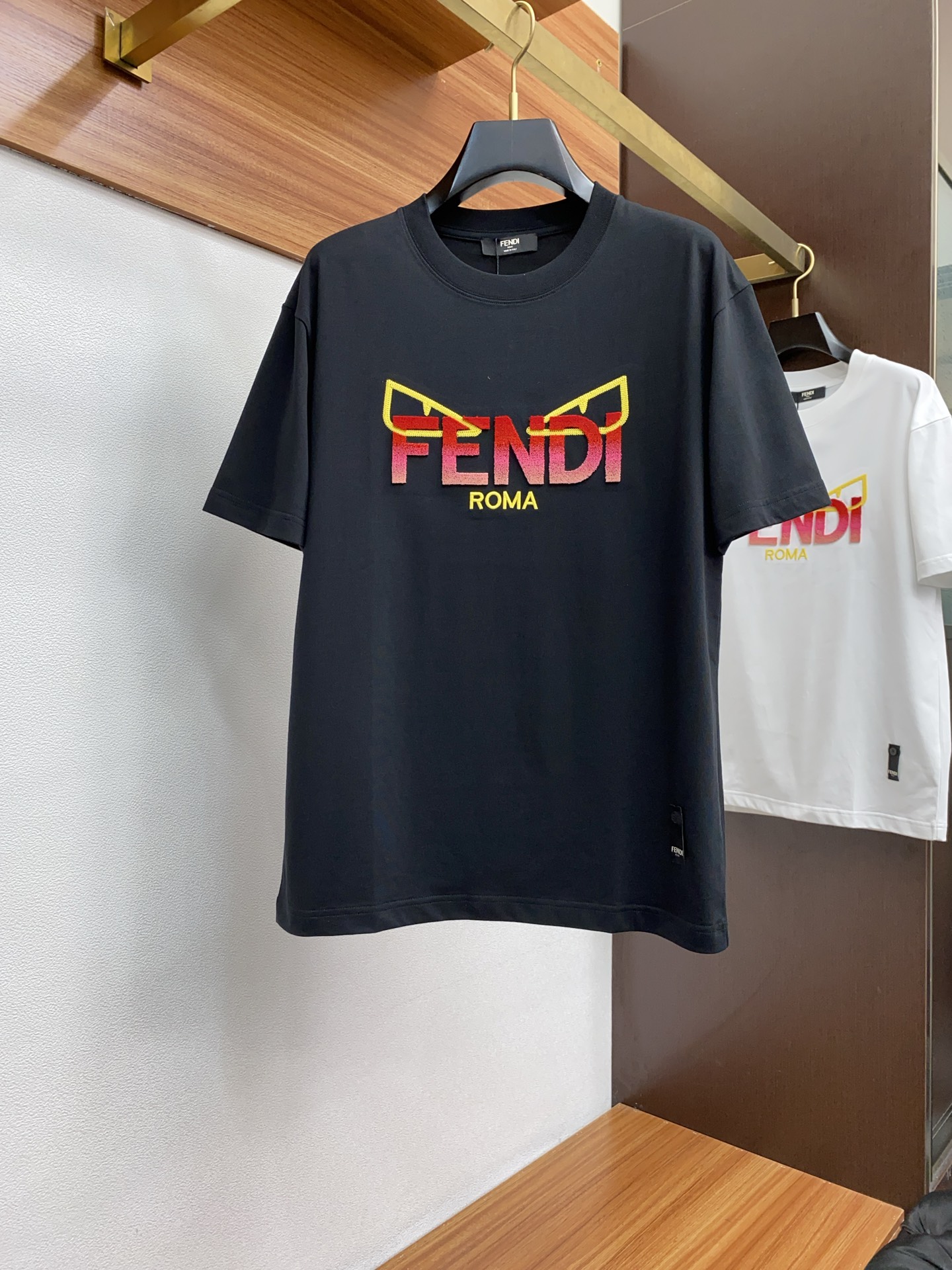 NO:128630,Fendi M-3xL wide version ss new craft logo high-quality pure cotton wide version round neck men's short-sleeved T-shirt, the new season and new series cleverly incorporate the logo into the design, shaping a series of sports style items full of retro style. On this versatile T-shirt, a pattern with a hint of nostalgic meaning is presented in the body in a low-key manner, and the cuffs are piping. The specific original version is preferred to develop double-strand cotton plain fabric, with wide upper body and comfortable, and the outside and the inside are casually matched, fendi, T-shirt, tees, t-shirt, alexander wang19860909芬迪 M-3xL 阔版 ss新工艺logo高品质纯棉质阔版圆领男士短袖T恤,新季新推系列将标识巧妙融入设计,塑就一系列充满复古风情的运动风单品.在这款百搭T恤上,带着一丝怀旧意蕴的图案低调呈现于衣身,袖口滚边相得益彰.优选特定原版开发双股精棉平纹面料,上身挺阔舒适度佳,外穿内搭随意搭配,,fendi,T-shirt,tees，t-shirt,alexander wang,Men's clothing