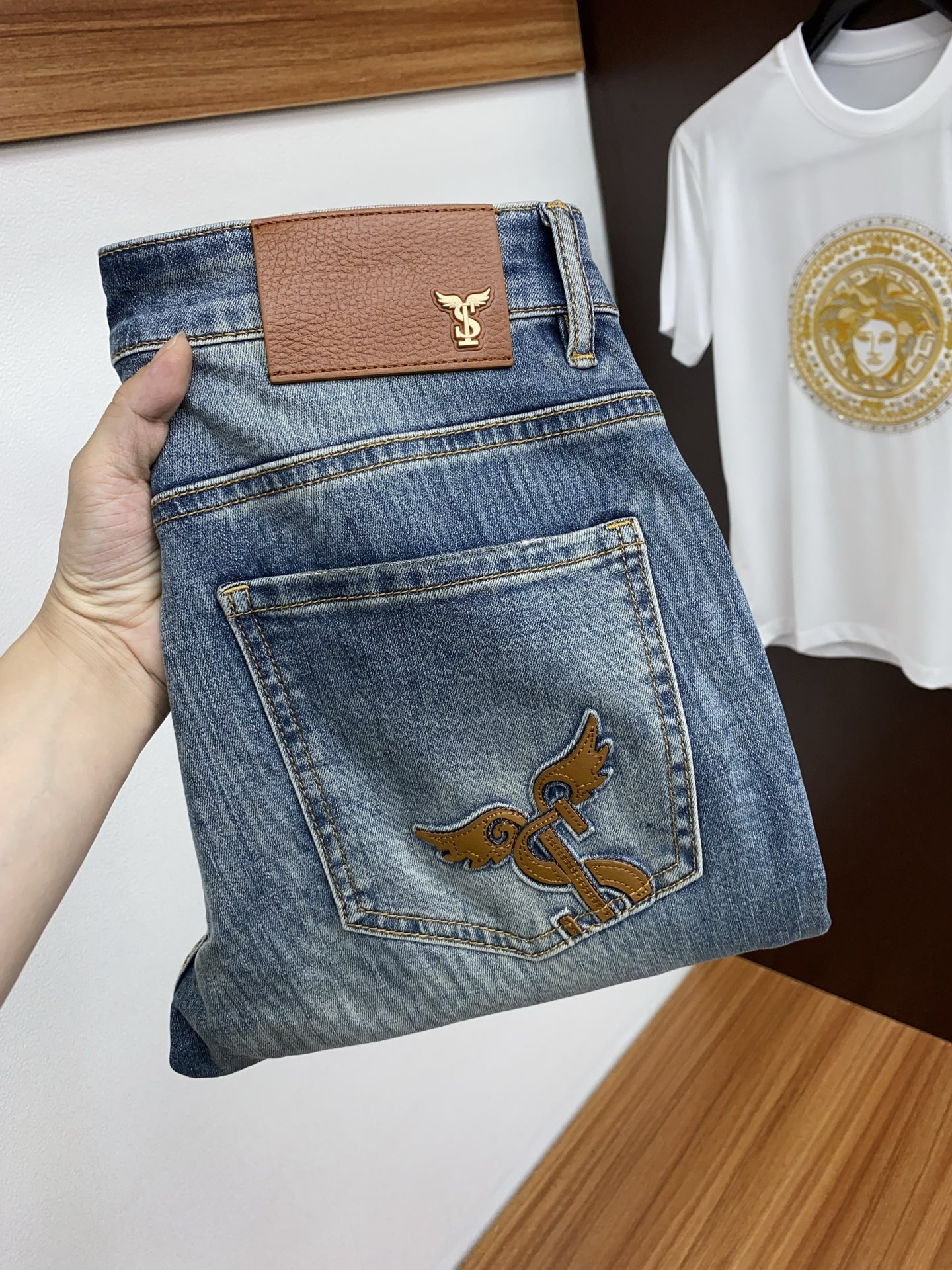 NO:128648,Saint Laurent 25 spring and summer new product, slim-fitting original single men's washing jeans purebred product, a must-have type every season, a hot-selling ace item that needs no doubt, conforms to the best matching color number of the four seasons. The overall style continues the tone of SLP, and integrates a variety of arts and esthetics throughout the body. Washing and making it look old is natural, creating an unruly and individual style!  The details are excellent, very sophisticated, and the auxiliary materials are all supplied to customers. The metal chain strongly demonstrates the brand identity!  The heavyweight Japanese imported denim fabric is very well washed and impeccable!  Perfect cut Size 28-38 35 No 37, loro piana,saint laurent,jeans,alexander wang19860909圣罗兰 25春夏新品 修身原单男士水洗牛仔裤纯血统品 每季必出的类型,无需质疑的热卖王牌单品,符合四季最佳的搭配色号 整体的风格延续了SLP的基调,通体融入了多种工艺美学,水洗做旧浑然天成,缔造出不羁与个性的风格！细节方面极为出色,非常匠心考究,通体的辅料皆为客供 金属链条有力彰显了品牌身份！重磅日本进口的丹宁面料,水洗相当出色,无可挑剔！版型剪裁完美 尺码 28-38 有35 无37,,loro piana,saint laurent,jeans,alexander wang,Men's clothing