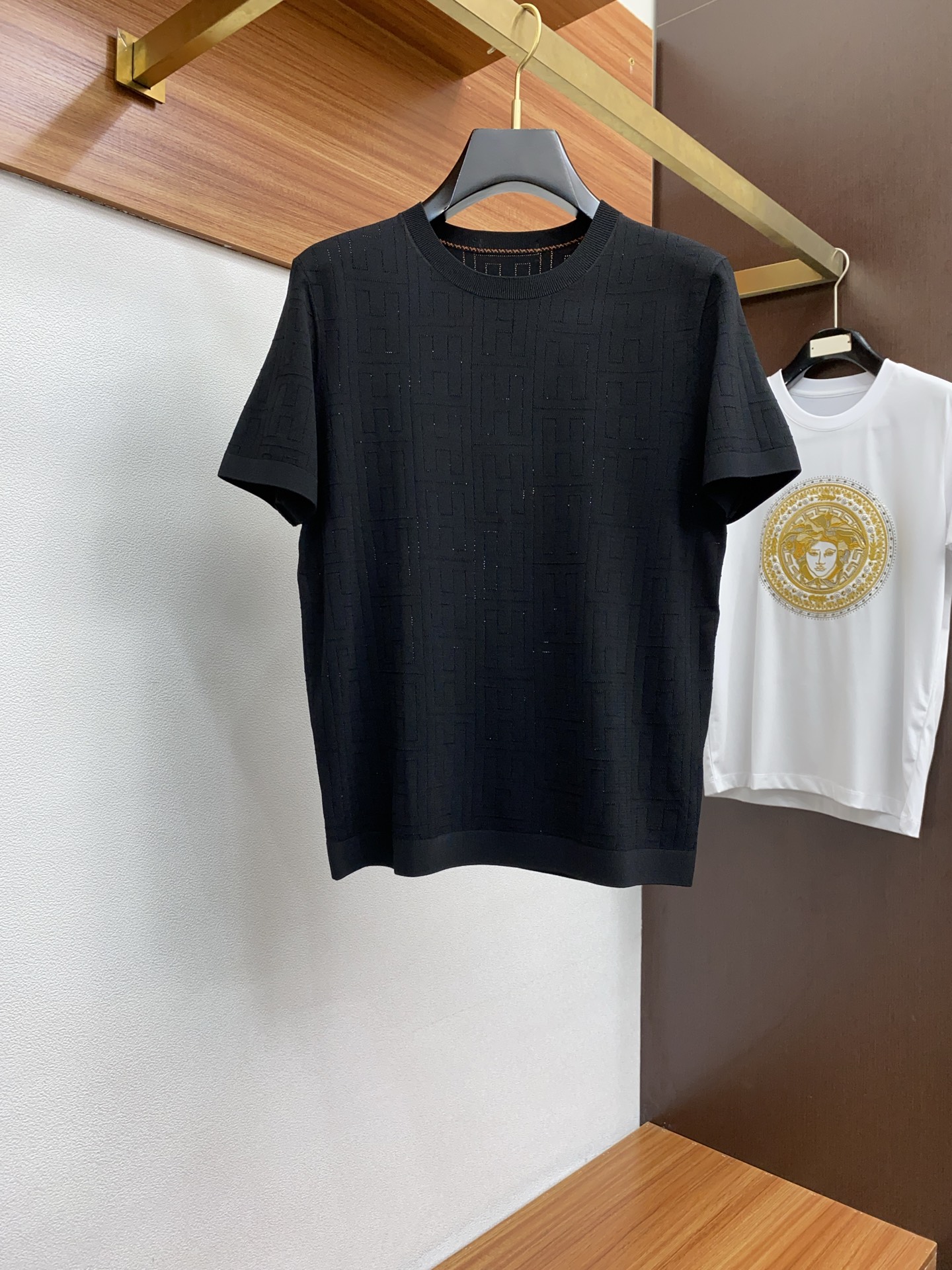 NO:128607,Hermes 2025 spring and summer new style first-time counter Lapel Polo Short-sleeved Illit T-shirt High-end customization Avant-garde and fashionable design!  Brand logo heavy craft design, high-end customized mercerized cotton fabric, soft feel, comfortable to wear, exquisite counter-level car line, fine workmanship, invincible and handsome upper body effect!  A must-have item for handsome men!  Code number M-4xL, hermes, T-shirt,tees, t-shirt,alexander wang19860909爱马仕 2025春夏新款首发专柜最新款翻领Polo 短袖伊利特T恤 高端订制 设计前卫时尚！品牌logo重工艺设计 高端定制丝光棉面料.手感柔软.穿着舒适.专柜级别精致车线.做工精细.上身效果无敌帅气！型男必备单品！码数M-4xL,,hermes,T-shirt,tees，t-shirt,alexander wang,Men's clothing