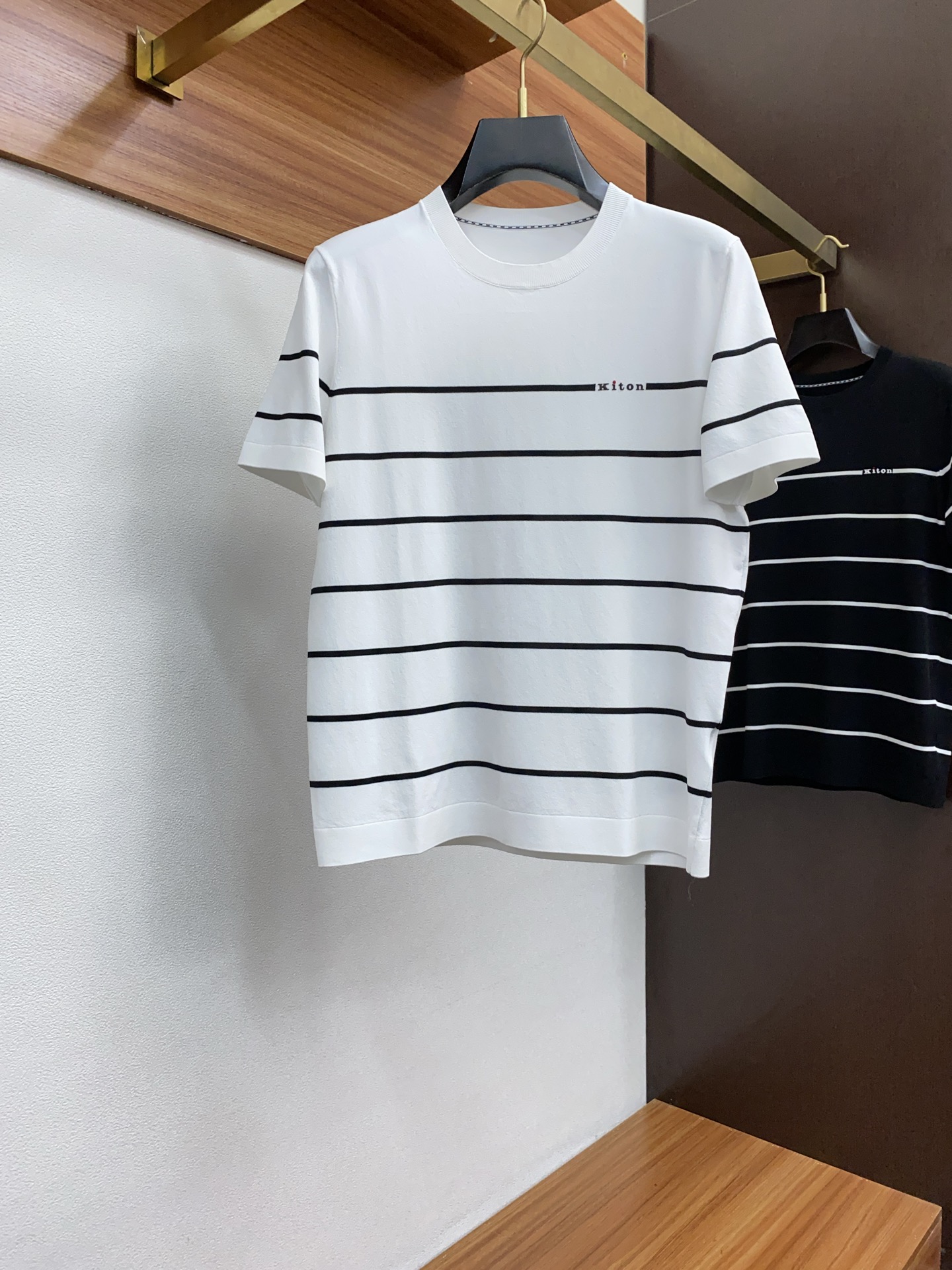 NO:128632,Kiton 2025 spring and summer new style first-time counter latest lapel Polo short-sleeved Yilite T-shirt high-end custom design avant-garde and fashionable!  Brand logo heavy craft design, high-end customized mercerized cotton fabric, soft feel, comfortable to wear, exquisite counter-level car line, fine workmanship, invincible and handsome upper body effect!  A must-have item for handsome men!  Code number M-4xL, T-shirt,tees,t-shirt,alexander wang19860909kiton 2025春夏新款首发专柜最新款翻领Polo 短袖伊利特T恤 高端订制 设计前卫时尚！品牌logo重工艺设计 高端定制丝光棉面料.手感柔软.穿着舒适.专柜级别精致车线.做工精细.上身效果无敌帅气！型男必备单品！码数M-4xL,,T-shirt,tees，t-shirt,alexander wang,Men's clothing