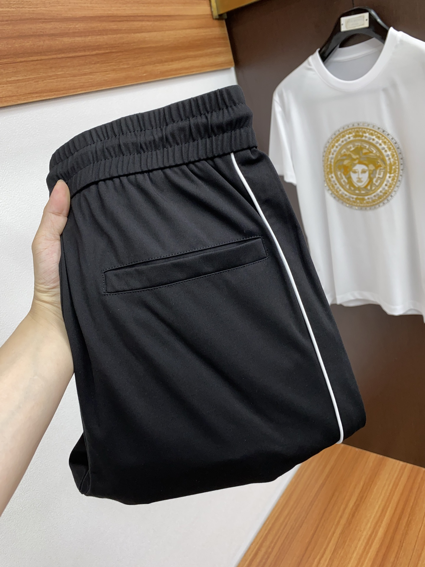 NO:438965,The new counter products of Balenciaga are on the market simultaneously. The original customized high-quality fashionable casual pants are super versatile. Exclusive customized fabrics, delicate and soft, close and comfortable, and super stylish on the upper body! The latest hardware and accessories of the original custom counter. Super beautiful style, long legs on the upper body, impeccable inner and line, you can attend any occasion, code number M-4xL,,balenciaga,alexander wang19860909巴黎世家 专柜新品同步上市.原单订制高品质时尚休闲裤.超级百搭款.独家定制面料,手感细腻柔软,贴身舒适,上身超有型！原版定制专柜最新五金辅料.超靓版型、上身显腿修长,內里,走线都无可挑剔,任何场合都可出席,码数 M-4xL,,balenciaga,alexander wang,Men's clothing