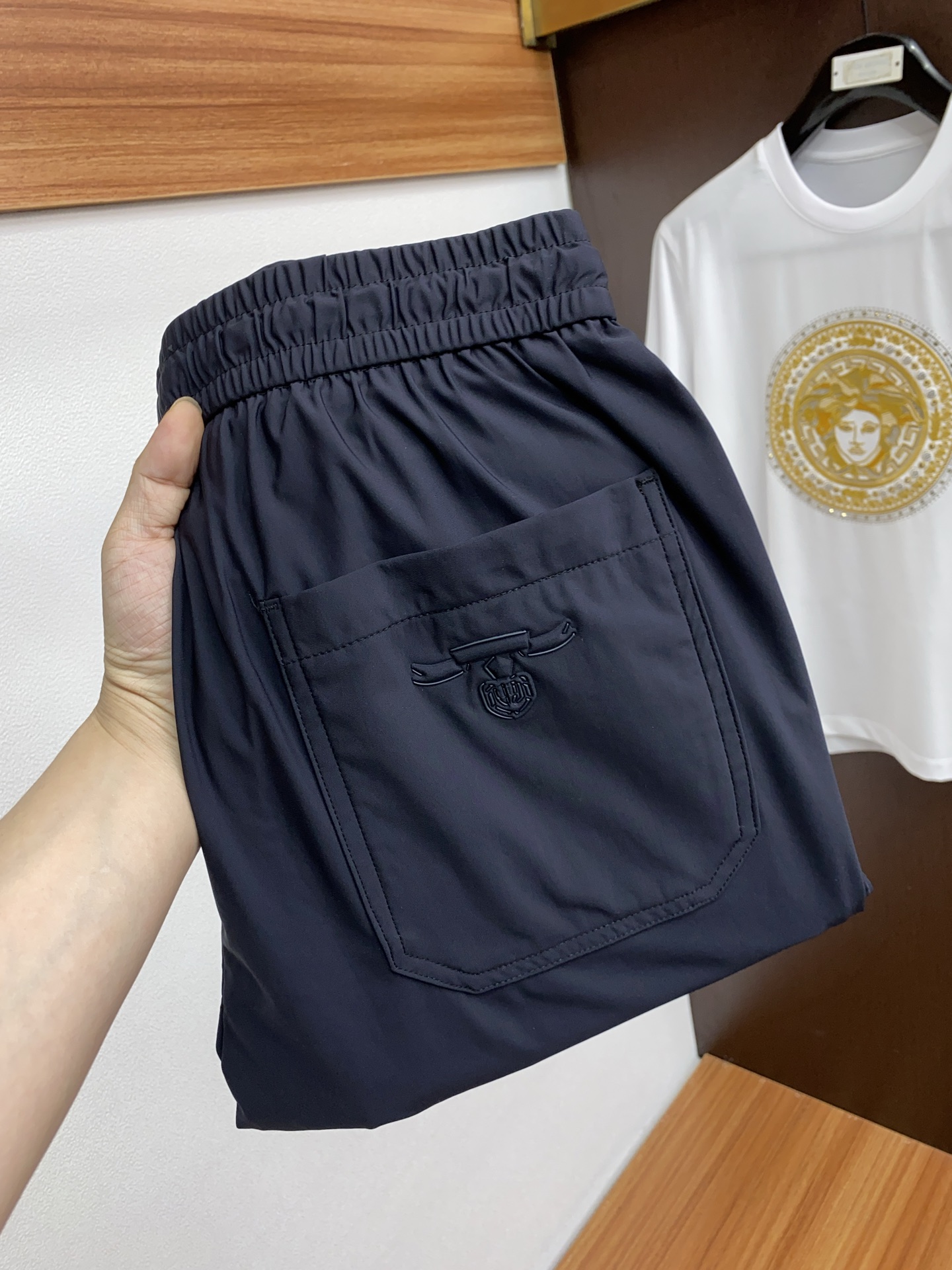 NO:131907,Prada custom-made high-quality fashionable casual pants. Super versatile style. Exclusive custom fabric, delicate and soft, close and comfortable, and super stylish on the upper body! Original custom four-sided elastic pure cotton fabric, super beautiful style, long legs on the upper body, impeccable inner and lined, you can attend any occasion, again emphasize that the fabric is very, very classy! Number of codes 30-38, prada,alexander wang19860909普拉达 订制高品质时尚休闲裤.超级百搭款.独家定制面料,手感细腻柔软,贴身舒适,上身超有型！原版定制四面弹力纯棉面料 超靓版型、上身显腿修长,內里,走线都无可挑剔,任何场合都可出席,再次强调面料非常非常显档次！码数 30-38,,prada,alexander wang,Men's clothing