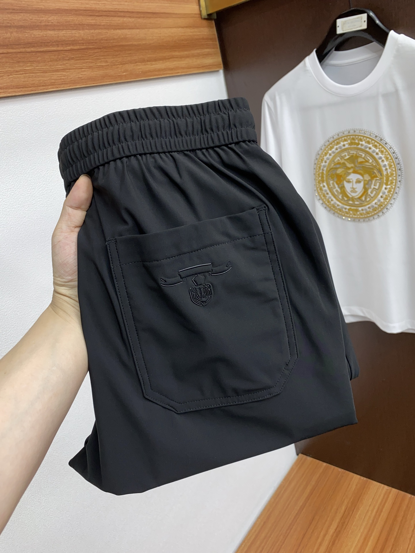 NO:131909,Prada custom-made high-quality fashionable casual pants. Super versatile style. Exclusive custom fabric, delicate and soft, close and comfortable, and super stylish on the upper body! Original custom four-sided elastic pure cotton fabric, super beautiful style, long legs on the upper body, impeccable inner and lined, you can attend any occasion, again emphasize that the fabric is very, very classy! Number of codes 30-40, prada,alexander wang19860909普拉达 订制高品质时尚休闲裤.超级百搭款.独家定制面料,手感细腻柔软,贴身舒适,上身超有型！原版定制四面弹力纯棉面料 超靓版型、上身显腿修长,內里,走线都无可挑剔,任何场合都可出席,再次强调面料非常非常显档次！码数 30-40,,prada,alexander wang,Men's clothing