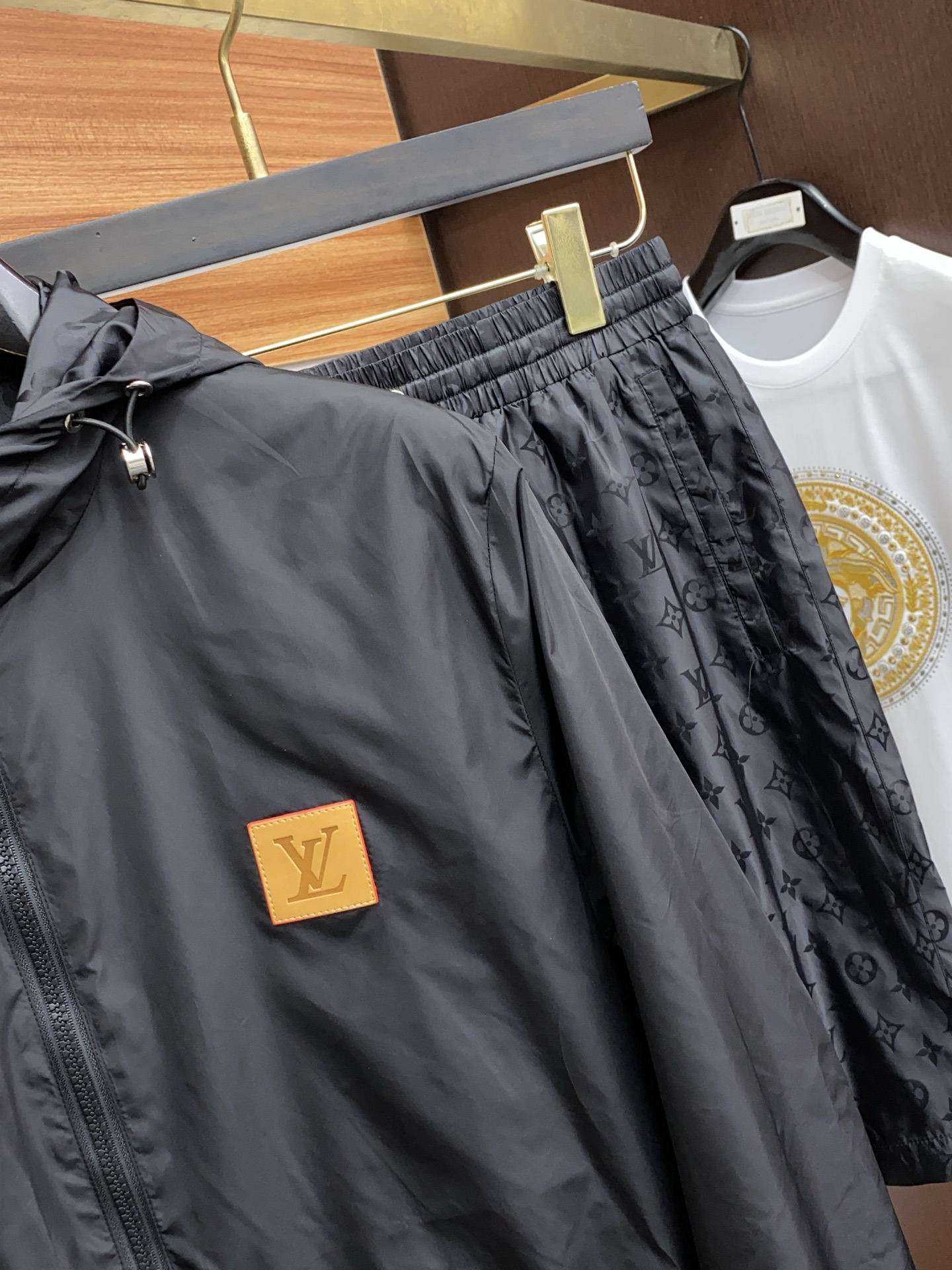 Louis Vuitton 2025 FW Men’s Hooded Jackets: Fashionable, Versatile, and Timeless Styles - 图片 3