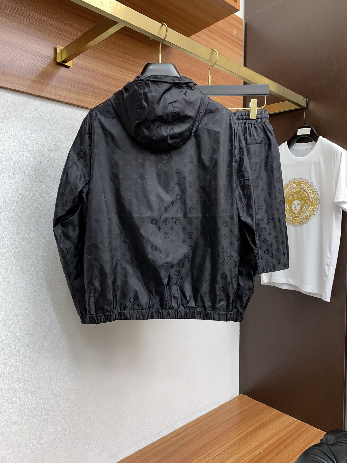 Louis Vuitton 2025 FW Men’s Hooded Jackets: Fashionable, Versatile, and Timeless Styles - 图片 9